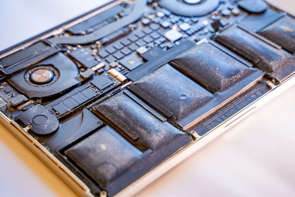 Pin MacBook Pro Retina bị hỏng với các thành phần hàn dán