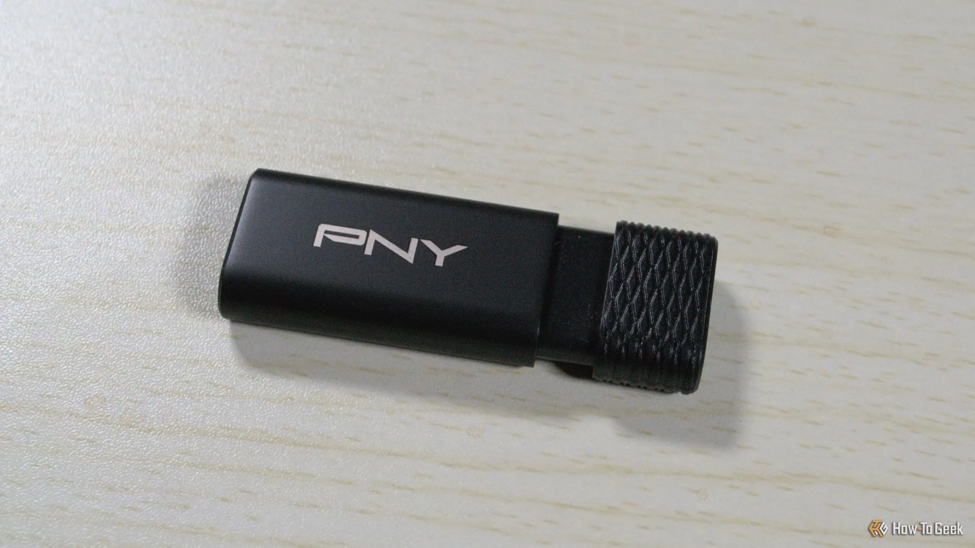 PNY Pro Elite V3 đặt trên bàn làm việc, cho thấy cổng USB-C