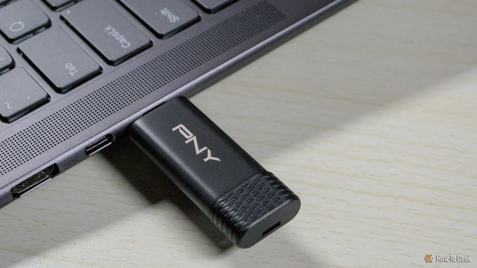 PNY Pro Elite V3 được cắm vào cổng USB-C 3.2 trên laptop, minh họa khả năng kết nối