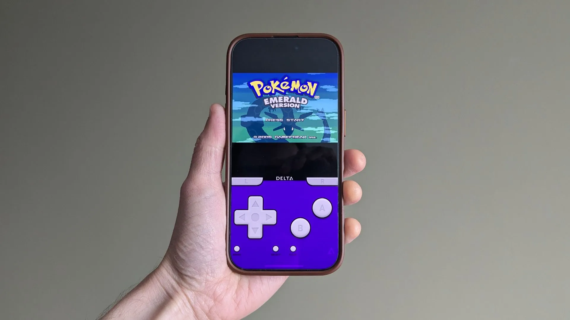 Pokémon Emerald được giả lập trên iPhone 16 Pro, thể hiện sự phát triển của công nghệ game di động.
