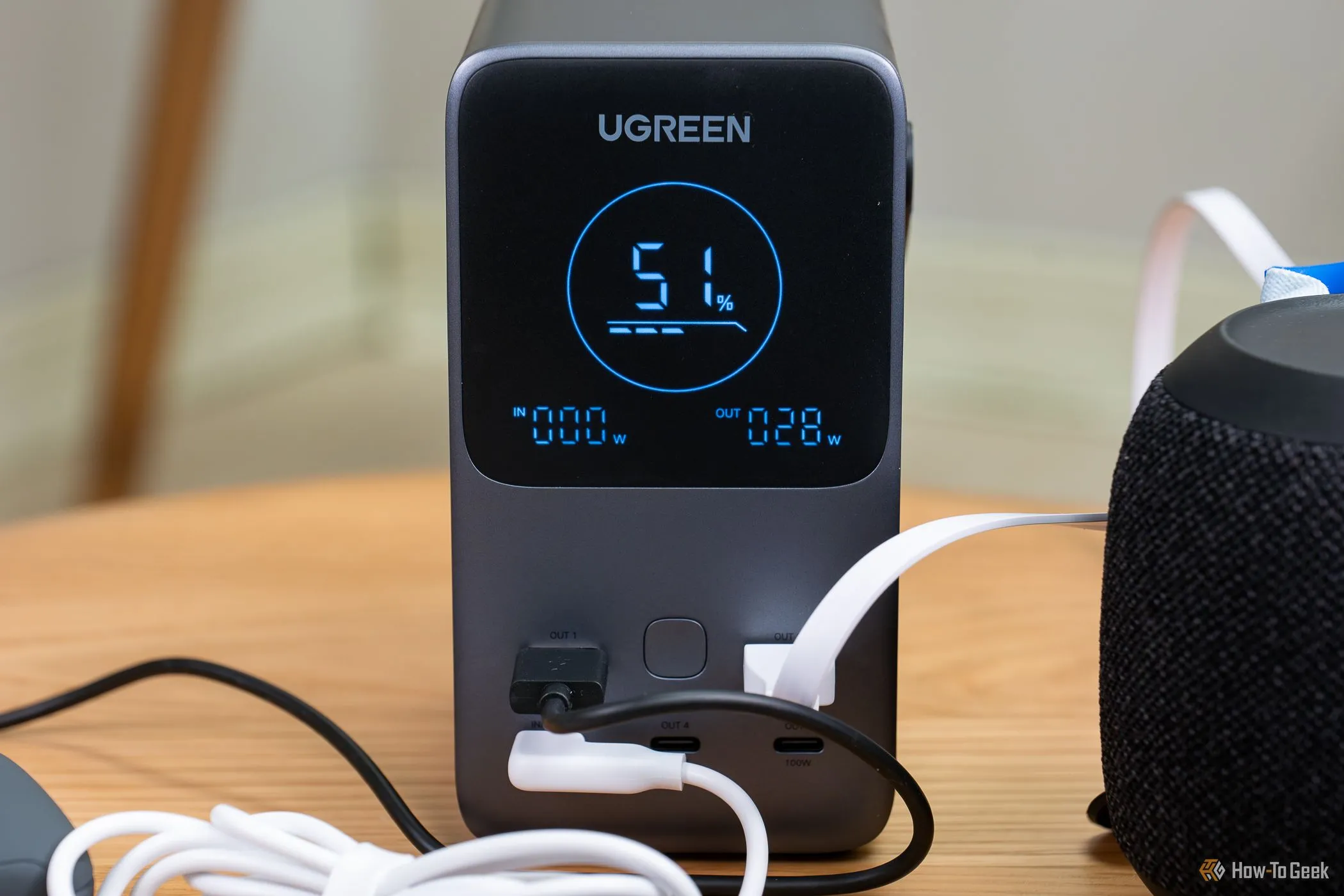 Sạc dự phòng Ugreen đang sạc với cáp USB-C.