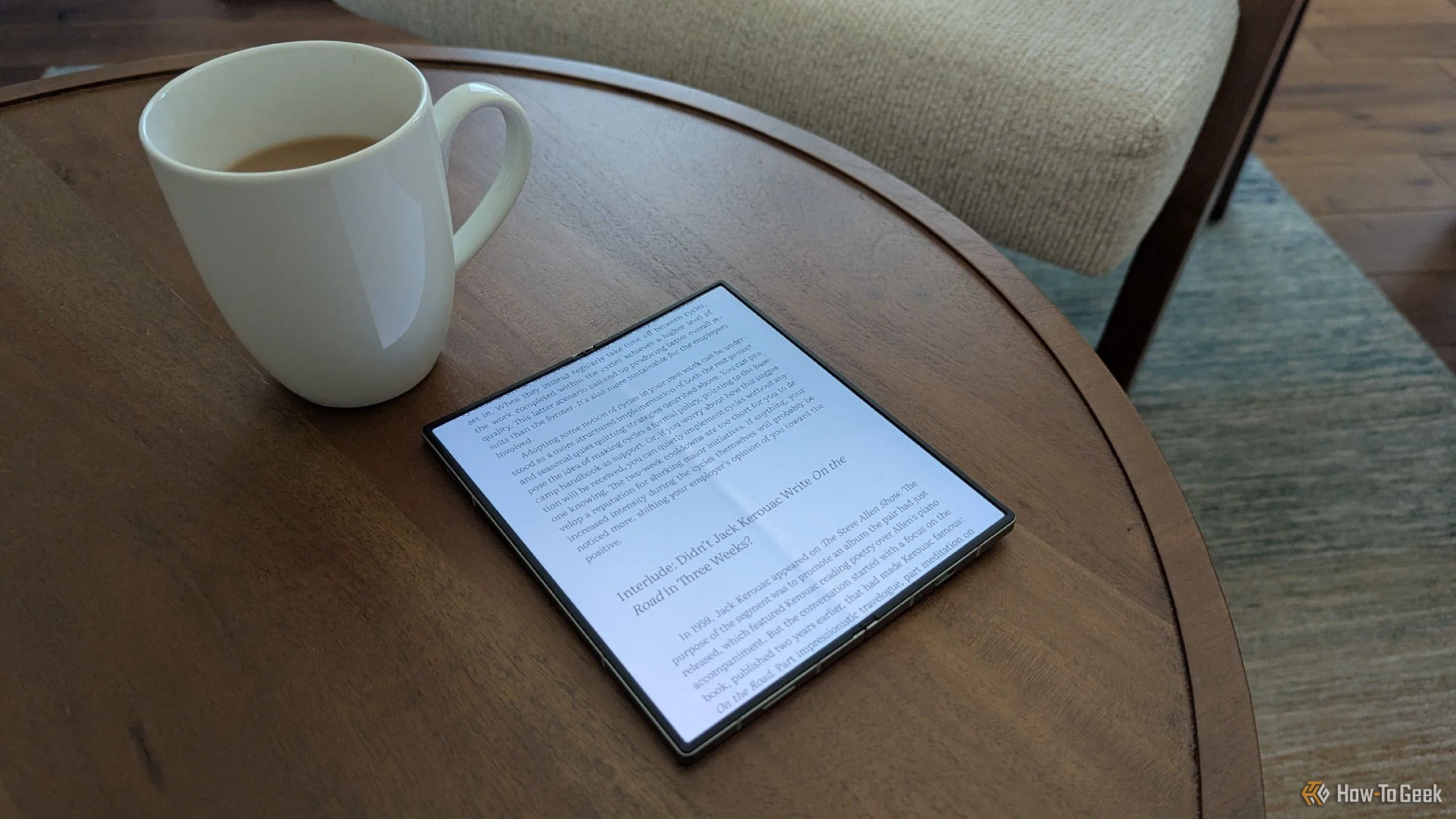 Sách điện tử hiển thị trên màn hình Samsung Galaxy Z Fold 6 với nội dung cuộn dọc