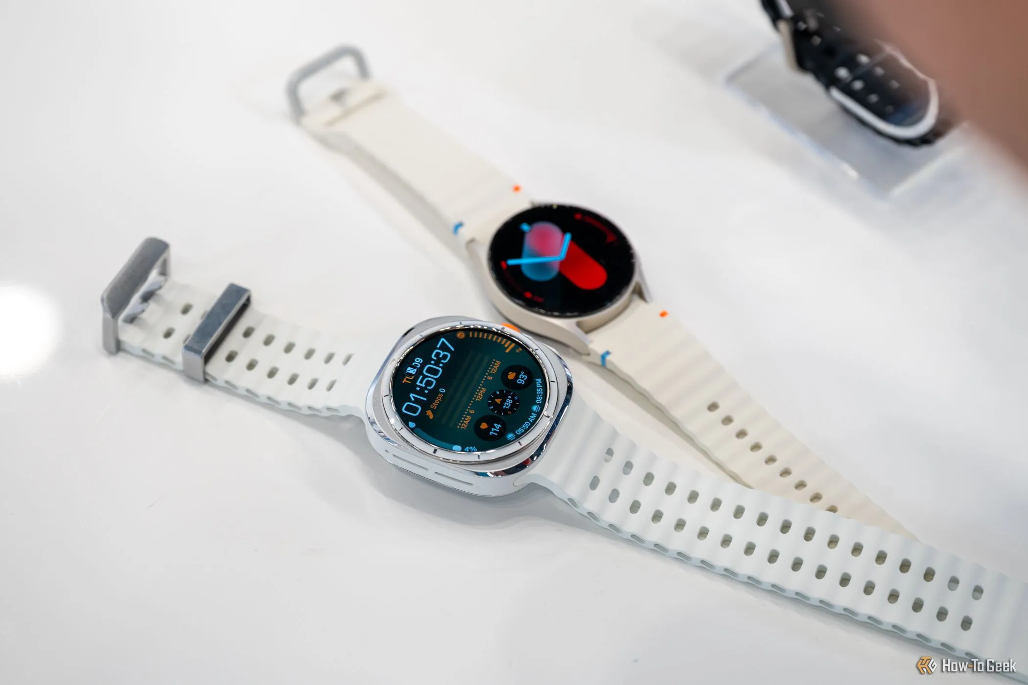 So sánh thiết kế giữa Samsung Galaxy Watch Ultra và Galaxy Watch 7.