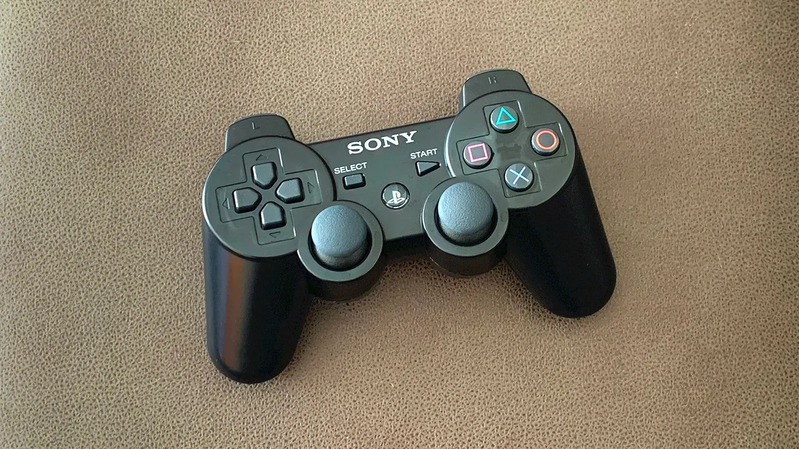 Tay cầm DualShock 3 của PlayStation 3, biểu tượng của kỷ nguyên game cần giả lập gốc