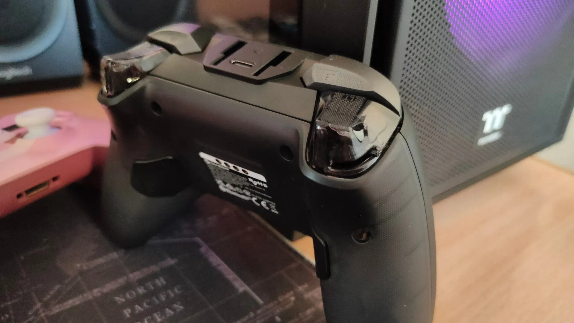 Tay cầm GameSir Cyclone 2 hiển thị cần gạt điều chỉnh trigger stop và lẫy sau