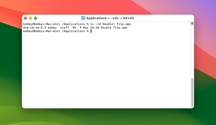 Terminal macOS hiển thị thông tin chi tiết về quyền truy cập (ls -ld) của một tệp ứng dụng