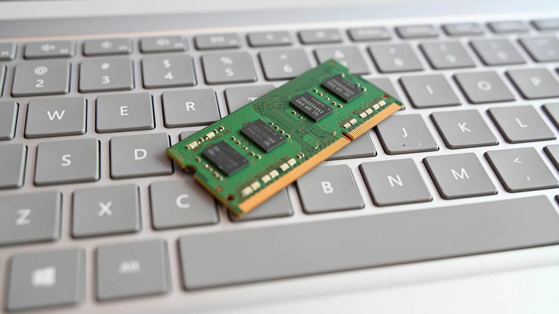 Thanh RAM laptop đặt trên bàn phím laptop