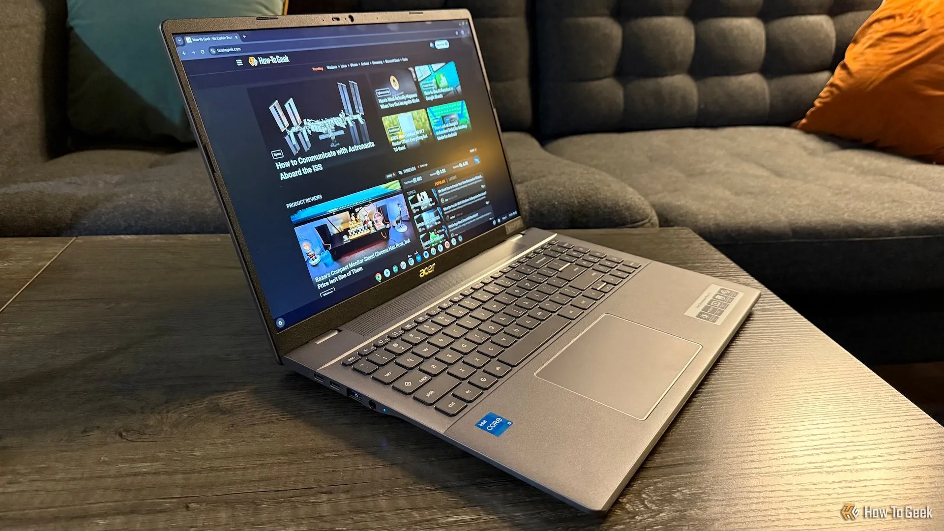 Thiết kế tổng thể của Acer Chromebook Plus 516 khi mở trên bàn.