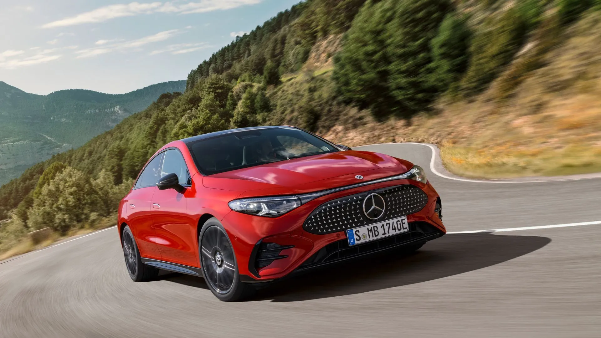 Thiết kế xe Mercedes-Benz CLA đời mới với đèn pha sắc nét và lưới tản nhiệt hiện đại