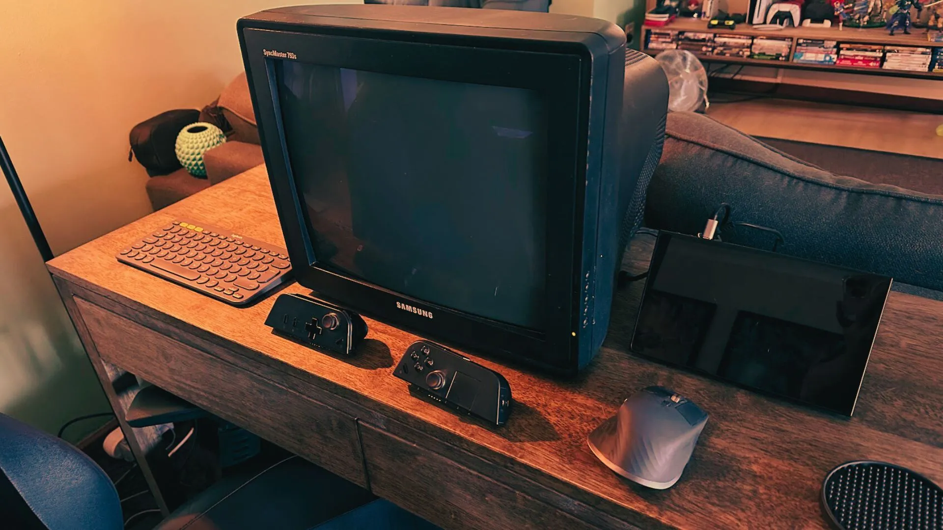 Thiết lập chơi game retro gọn gàng với màn hình CRT, PC cầm tay, chuột và bàn phím