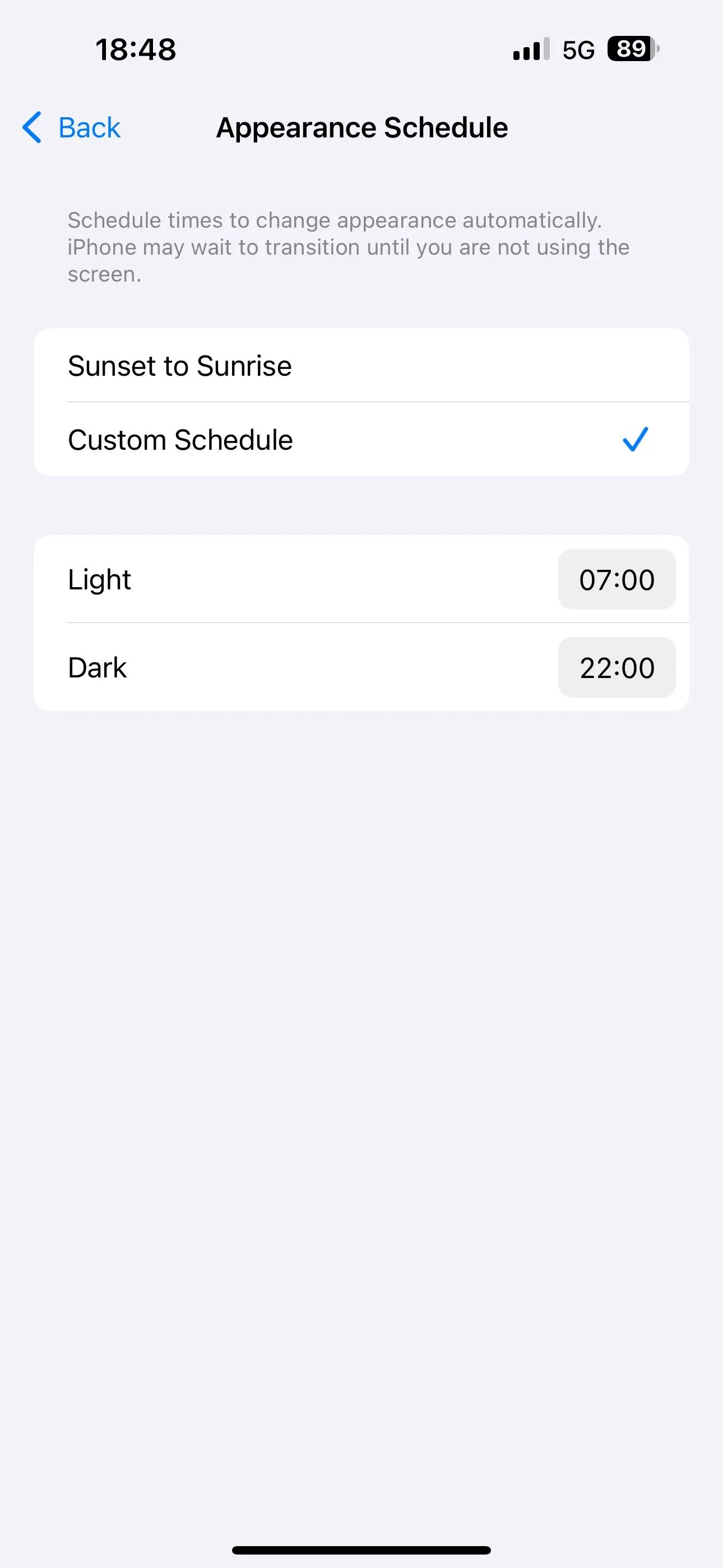 Thiết lập lịch trình tùy chỉnh cho Chế độ tối (Dark Mode) trên iPhone.