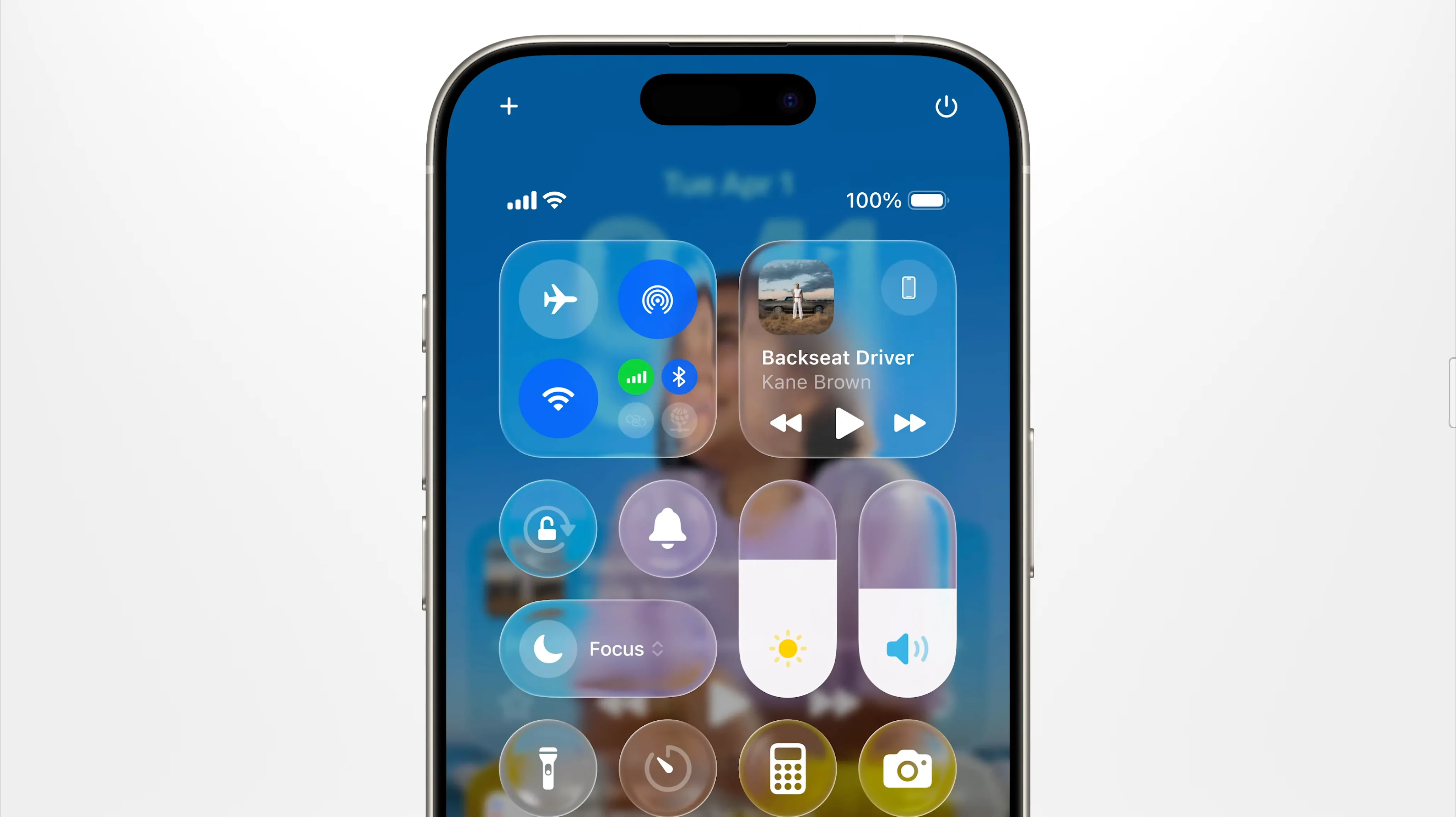 Trung tâm điều khiển iOS 26 với hiệu ứng Liquid Glass mờ ảo, minh họa giao diện mới của Apple.