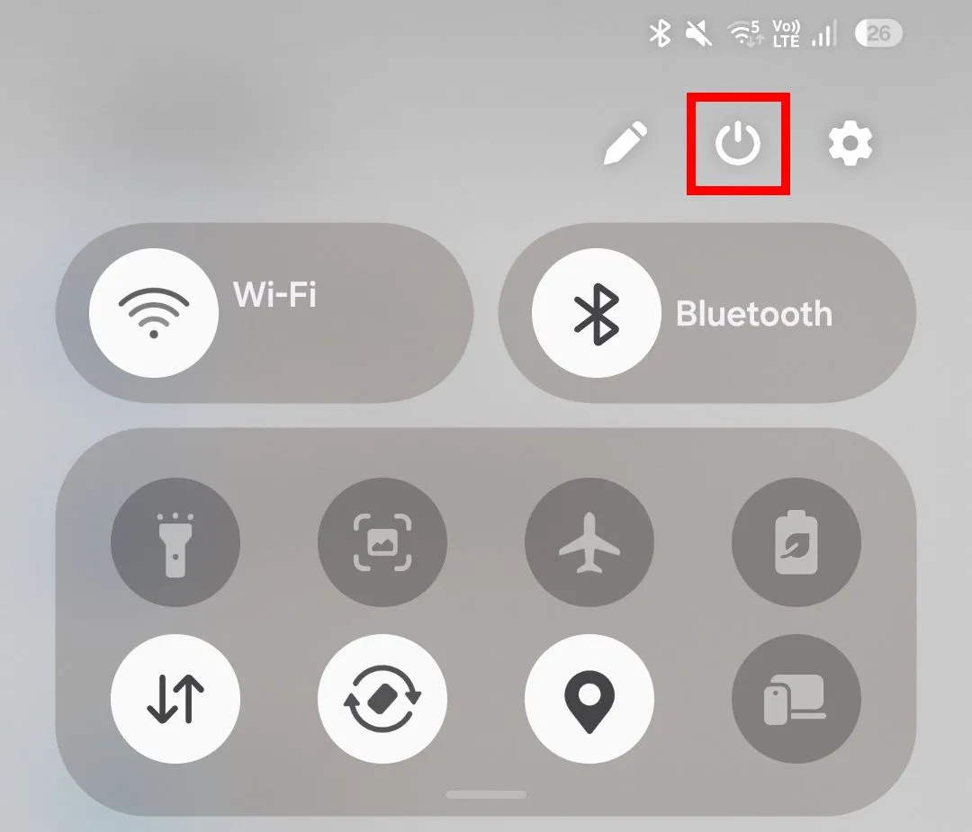 Tùy chọn nút nguồn trong bảng cài đặt nhanh trên Galaxy S25.