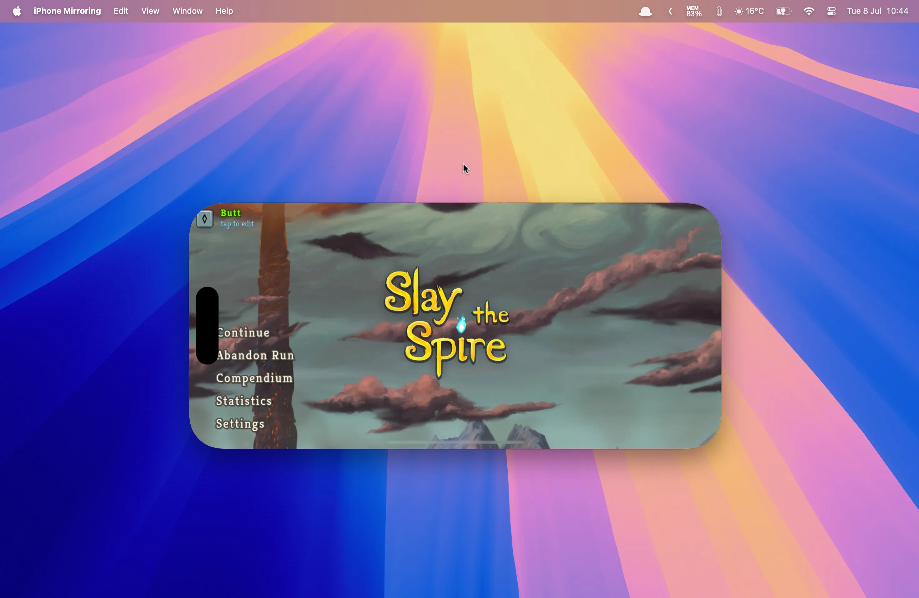 Ứng dụng di động Slay the Spire+ đang chạy trong chế độ iPhone Mirroring trên màn hình máy Mac, hiển thị giao diện chơi game.