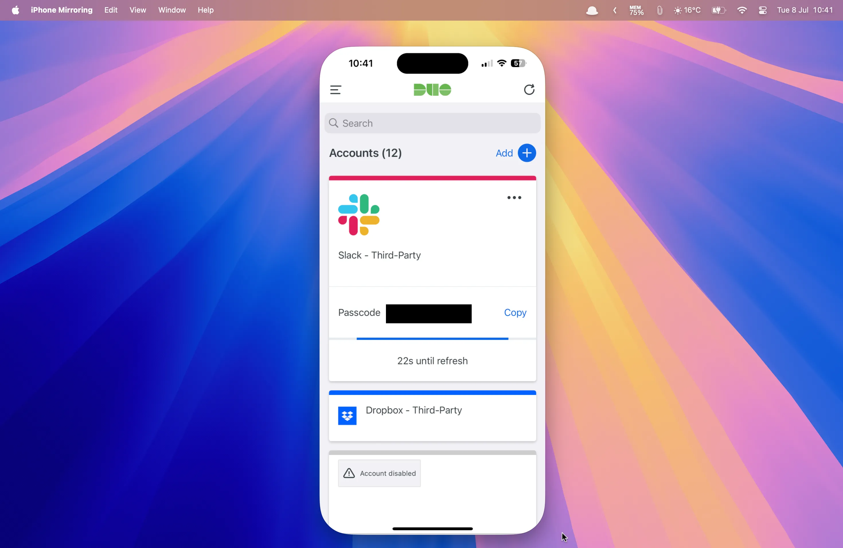 Ứng dụng xác thực hai yếu tố Duo đang chạy trong chế độ iPhone Mirroring trên màn hình máy Mac, hiển thị mã xác thực.