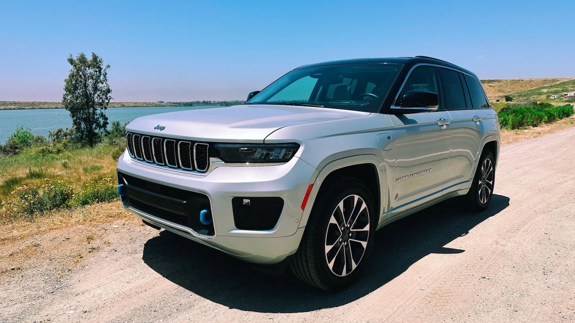 Xe Jeep màu trắng với không gian nội thất mở cửa