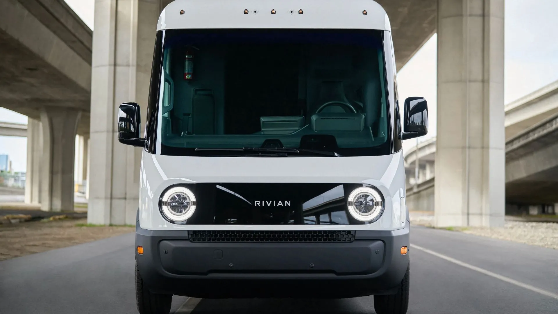 Xe tải điện Rivian màu trắng đang chạy trên đường