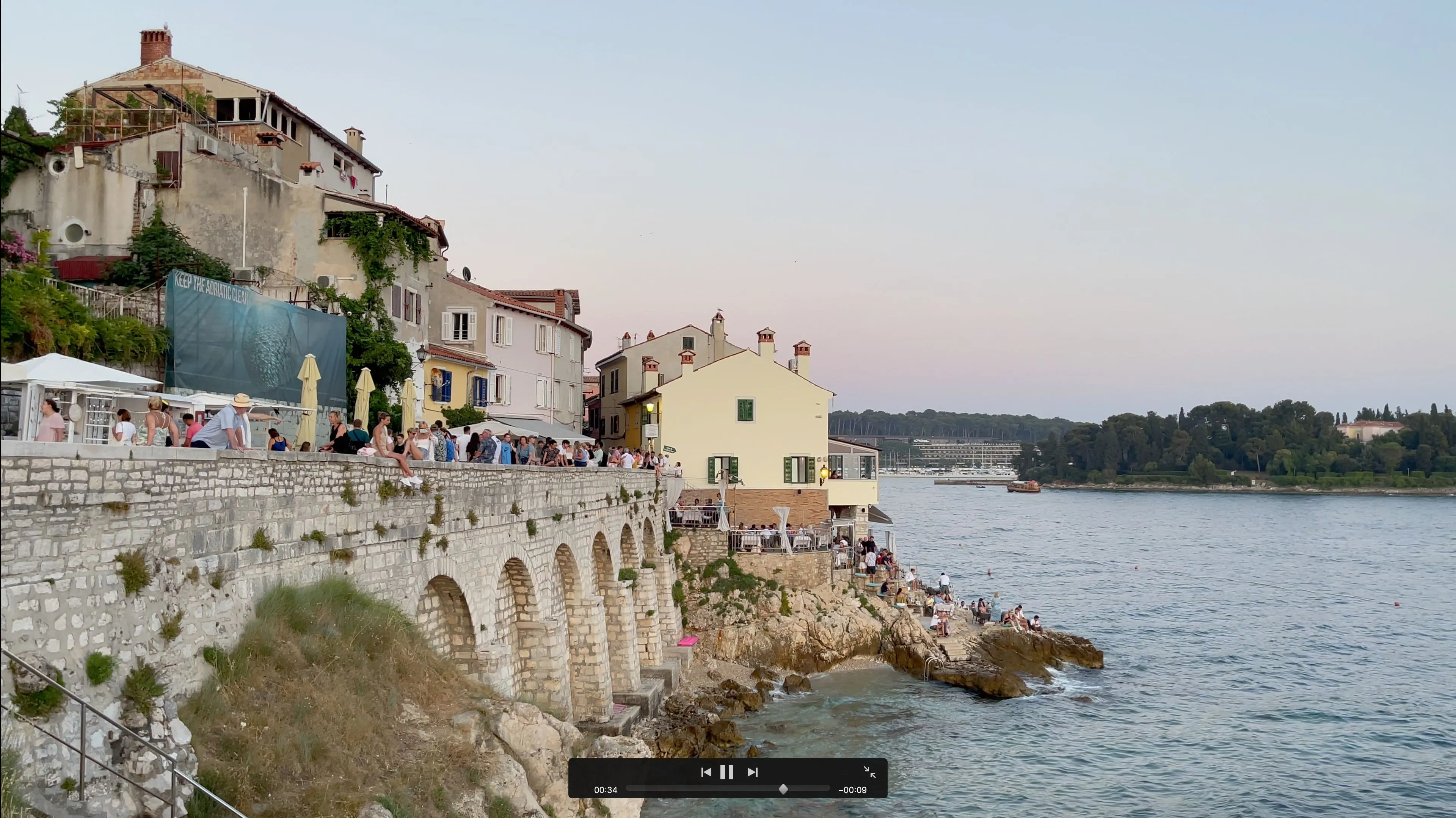 Apple macOS Sequoia 15.5 iMovie Trailer Project hiển thị điều khiển phương tiện khi phát toàn màn hình, mang lại trải nghiệm xem tốt nhất.