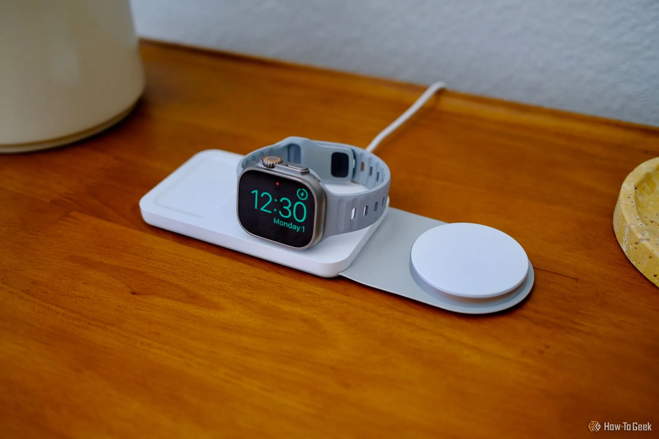 Apple Watch đang sạc trên đế sạc Journey Swiv 3-trong-1, tượng trưng cho những khoảnh khắc nghỉ ngơi, không bị gián đoạn bởi thông báo.