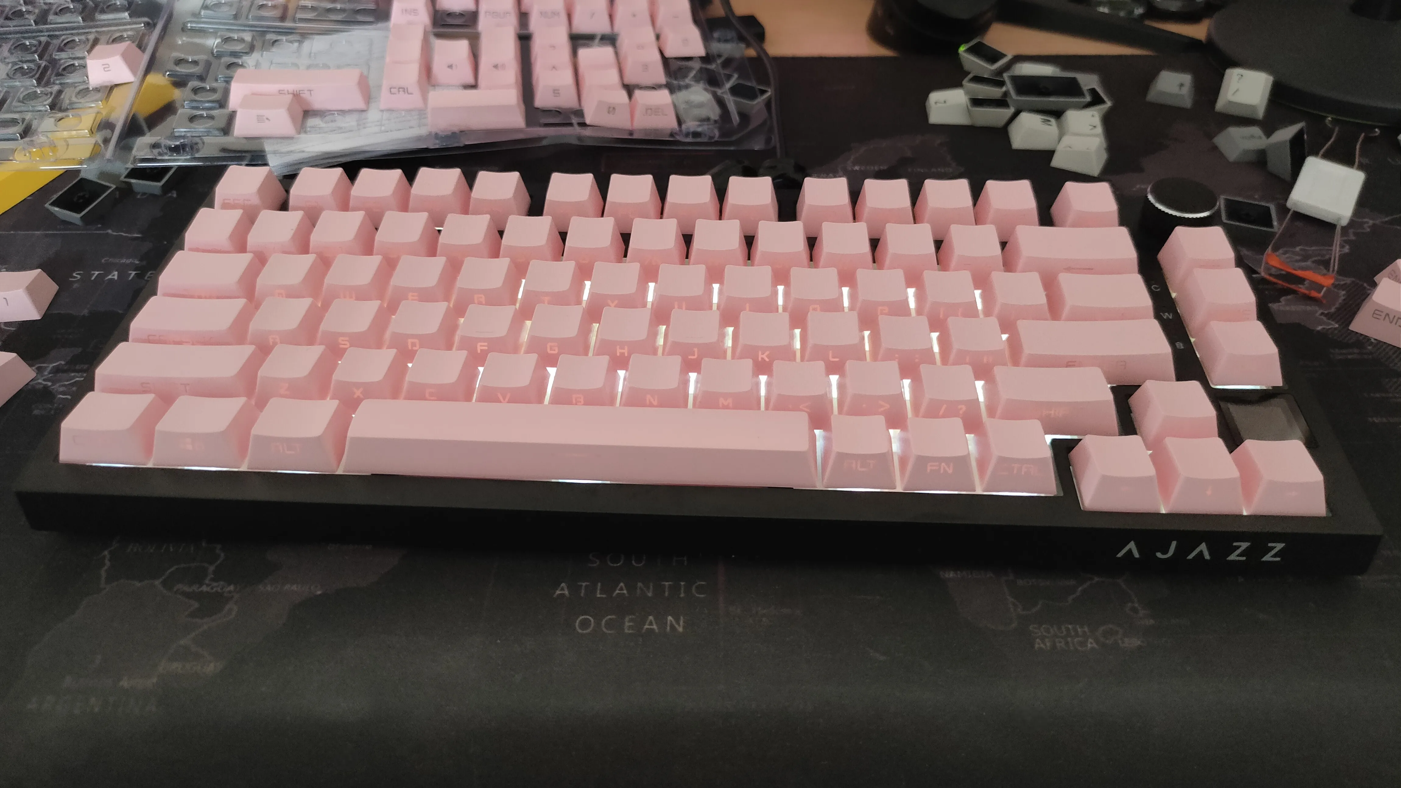 Bàn phím cơ Ajazz AK820 gasket-mounted với keycap in mặt bên màu hồng.