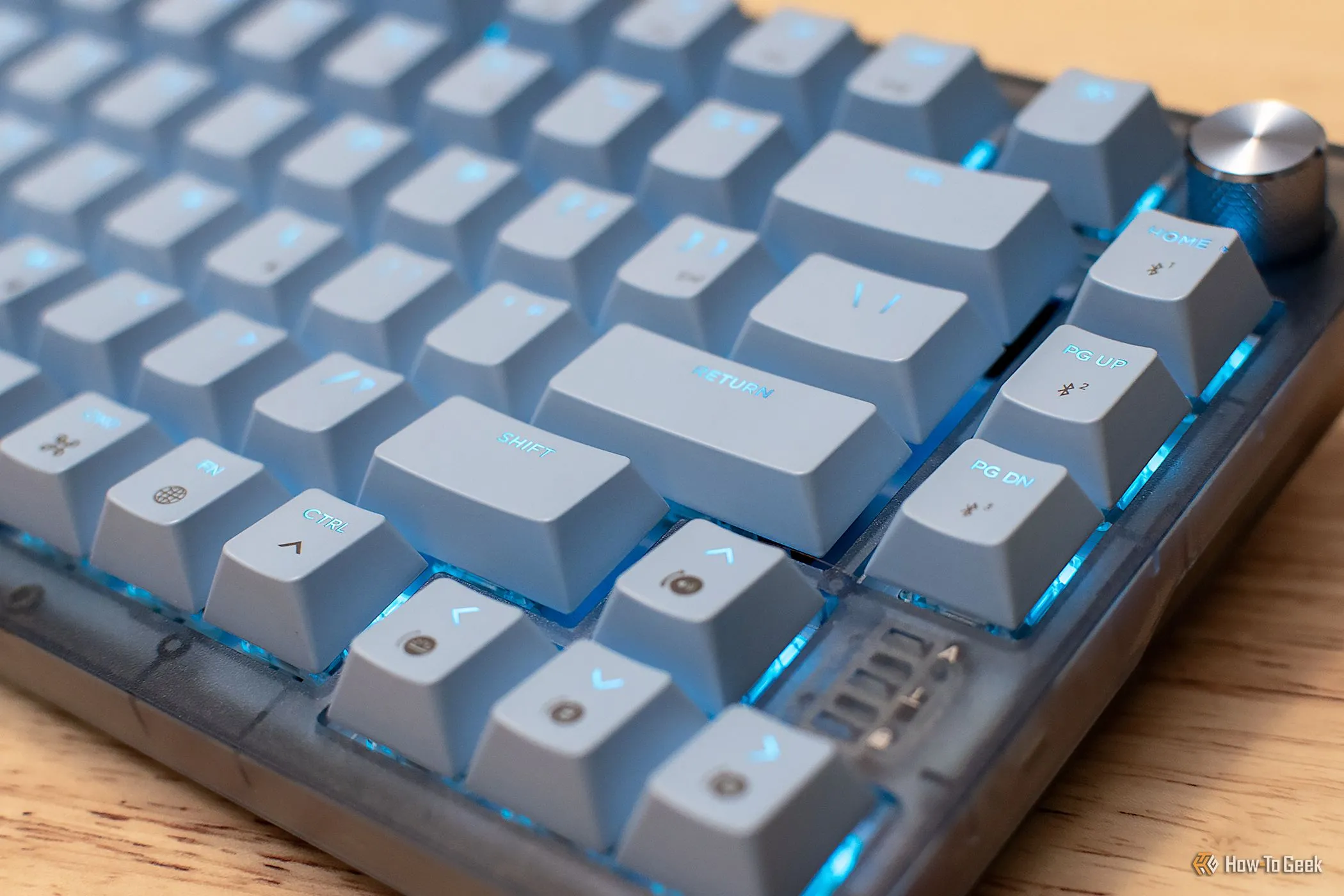Bàn phím cơ Corsair K65 Apple Edition dành cho Mac với đèn nền RGB màu xanh lam.