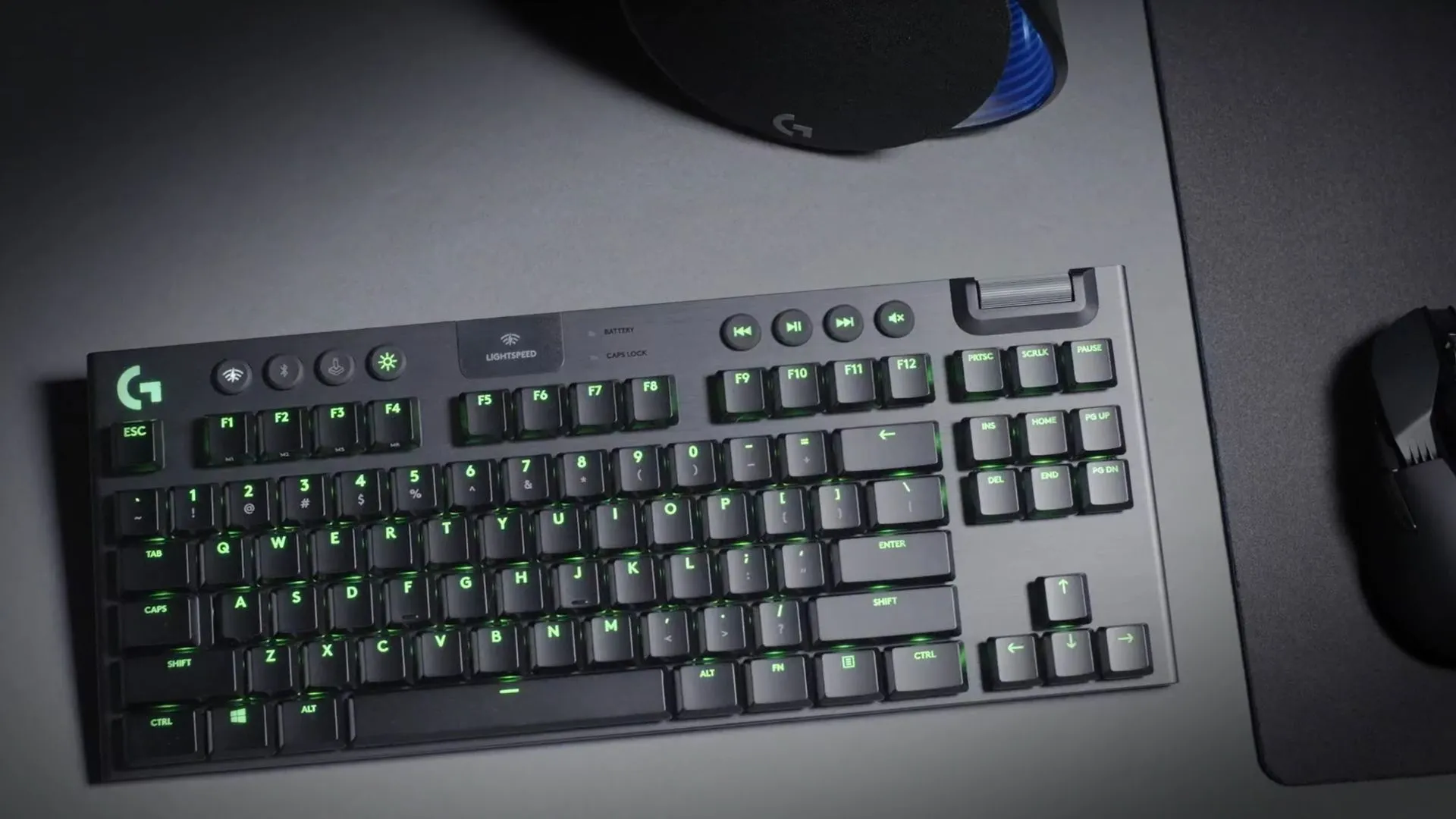 Bàn phím cơ không dây TKL Logitech G915 Lightspeed trên mặt bàn màu xám