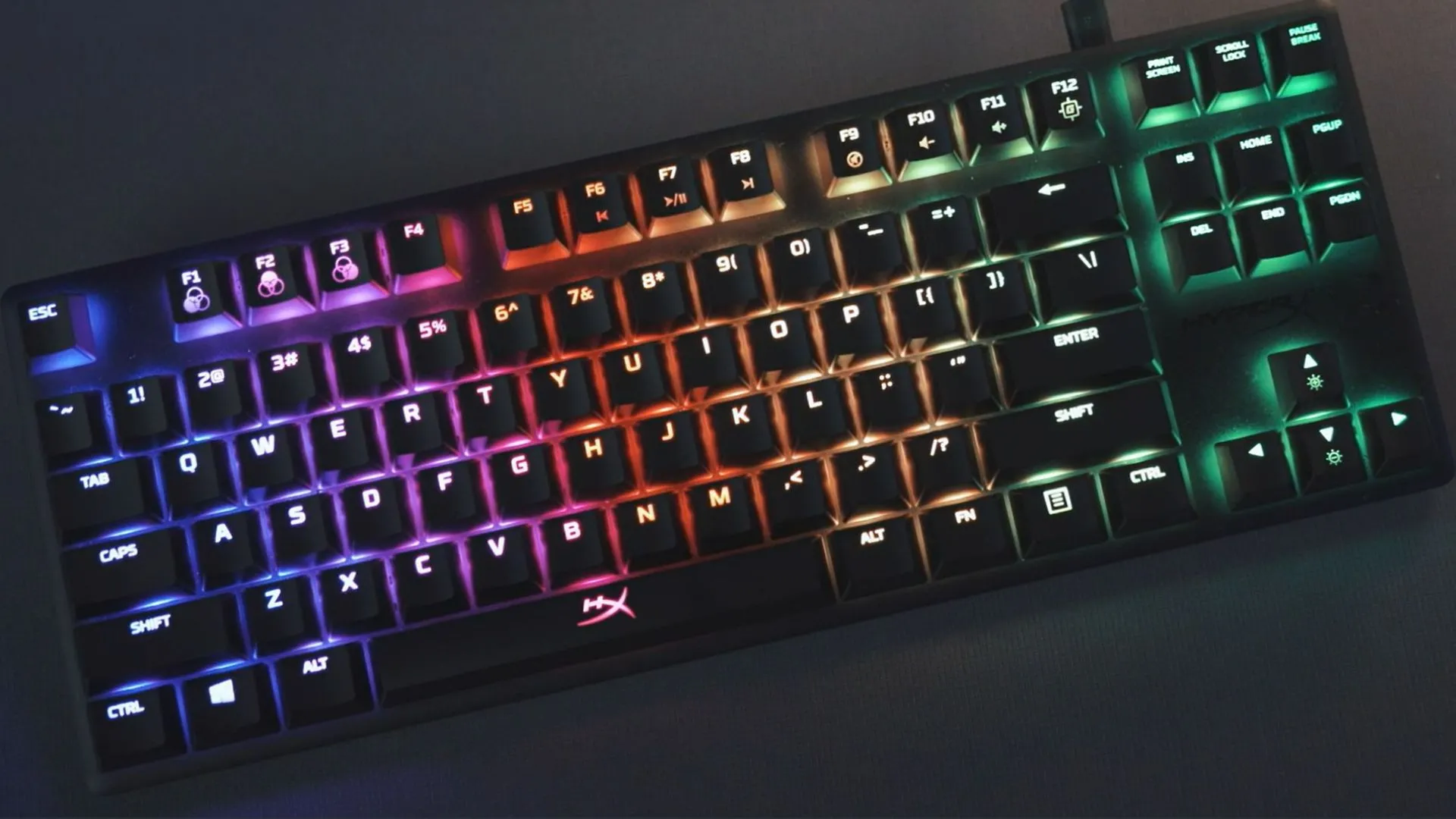 Bàn phím cơ TKL HyperX Alloy Origins Core TKL màu đen trên bàn làm việc