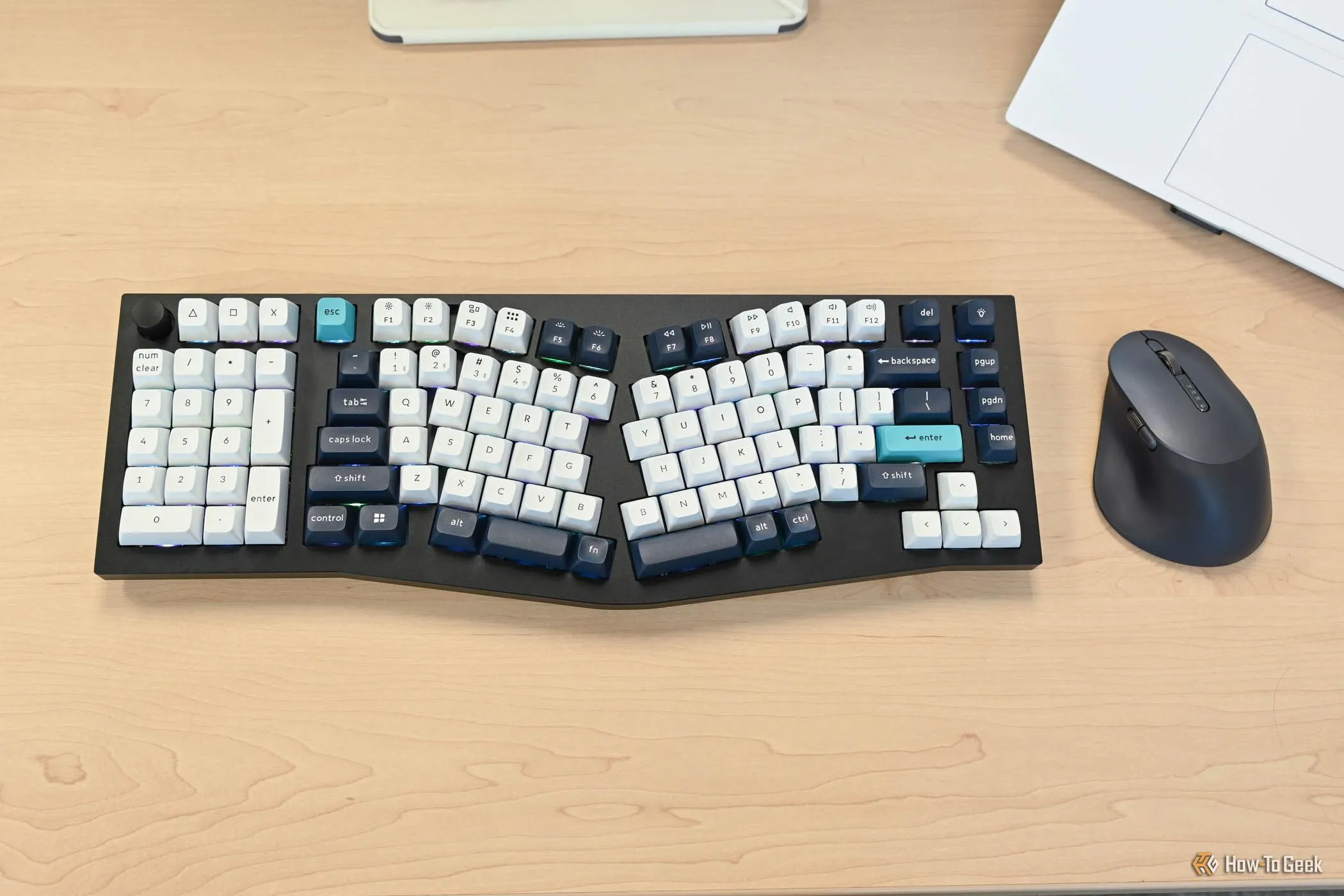 Bàn phím Keychron Q14 MAX Alice layout và một con chuột công thái học.