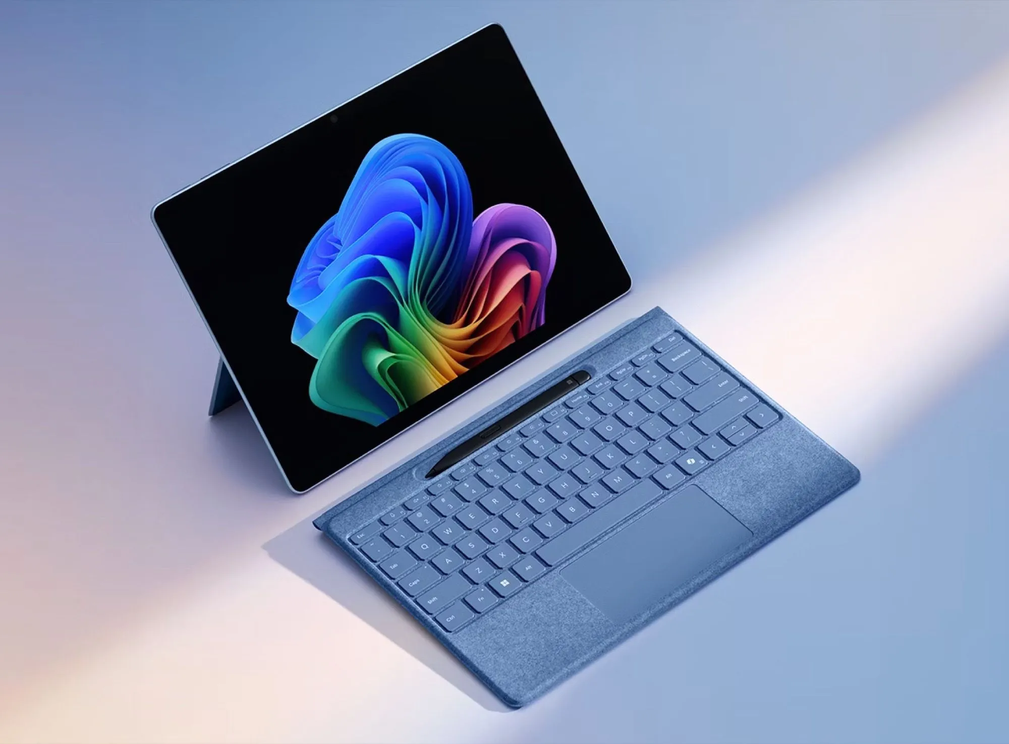 Bàn phím Surface Pro Flex và bút cảm ứng trên máy tính Surface