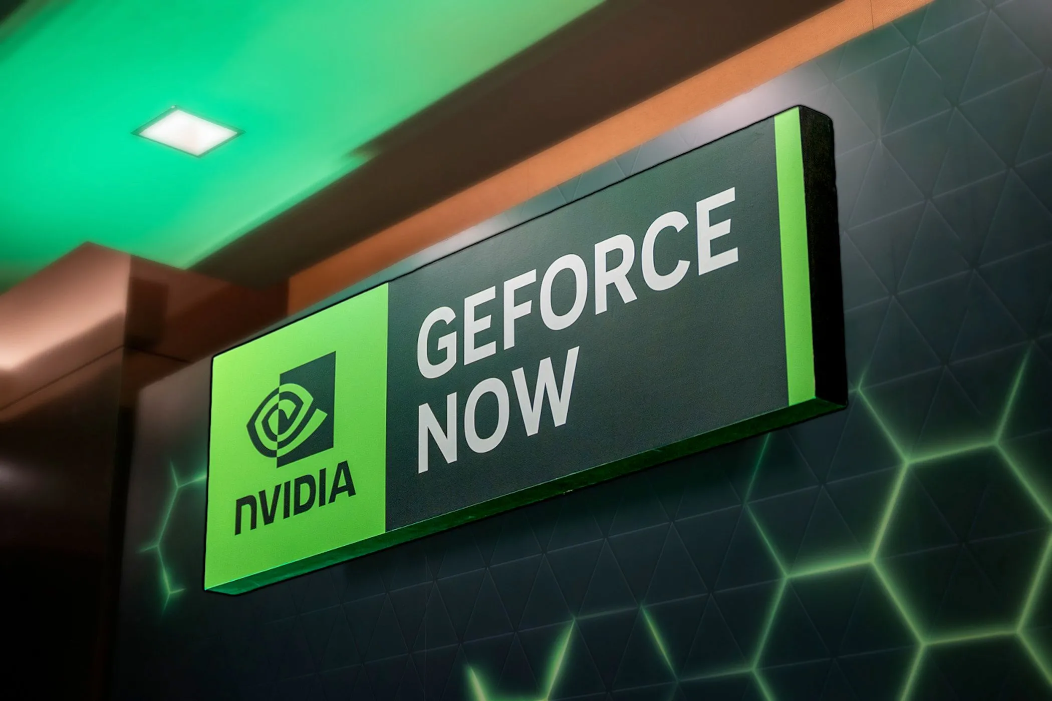 Bảng hiệu quảng cáo dịch vụ NVIDIA GeForce NOW tại sự kiện CES 2024