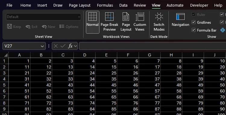 Bảng tính Excel hiển thị ở chế độ tối hoàn chỉnh, các ô đã chuyển sang màu đen và dữ liệu đen thành trắng, giảm chói mắt.