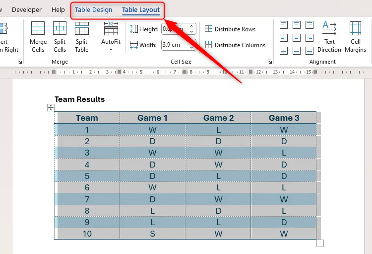 Bảng trong Word được chọn, hiển thị các tab &quot;Table Design&quot; và &quot;Table Layout&quot; để tùy chỉnh định dạng.