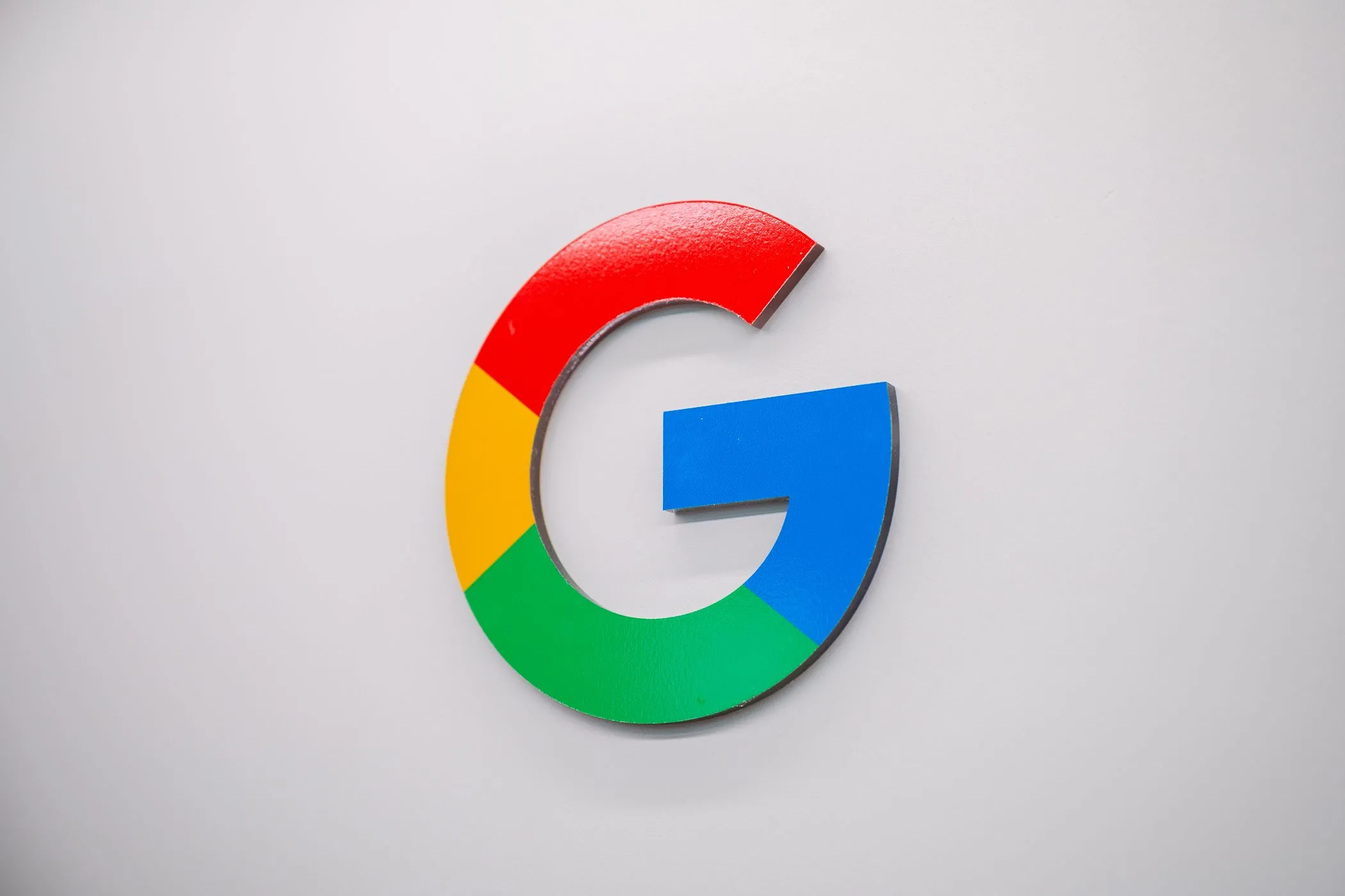 Biểu tượng Google AI với ánh sáng xanh và tím