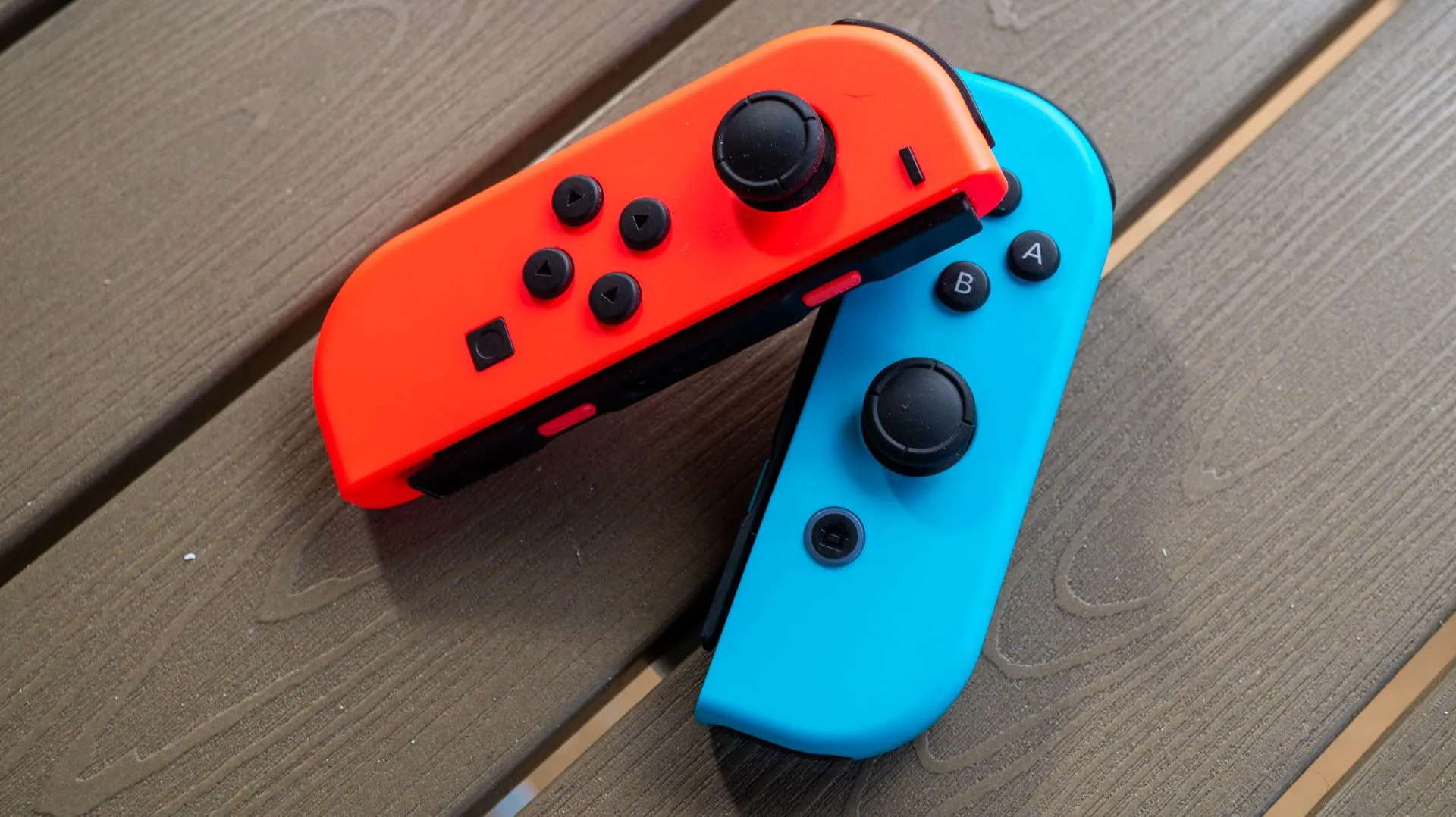Bộ điều khiển Joy-Con của Nintendo Switch trên bàn