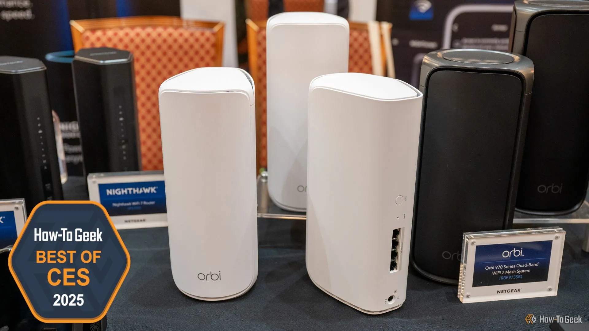 Bộ định tuyến Wi-Fi Mesh NETGEAR Orbi 870 Series trên bàn làm việc
