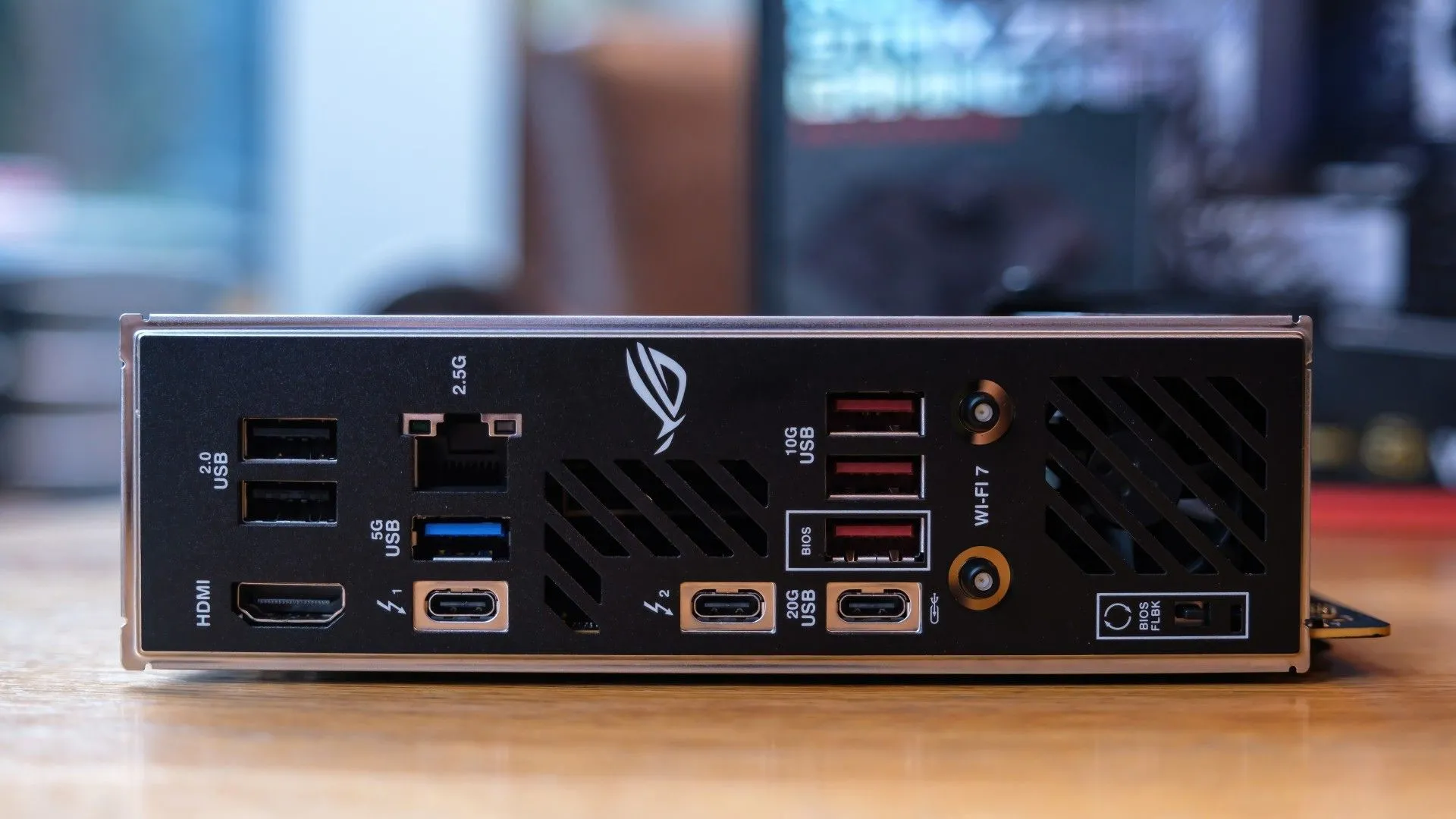 Bo mạch chủ ASUS ROG Strix Z890-I Gaming WIFI Mini-ITX với các khe cắm PCIe, hỗ trợ kết nối card mở rộng SATA cho NAS