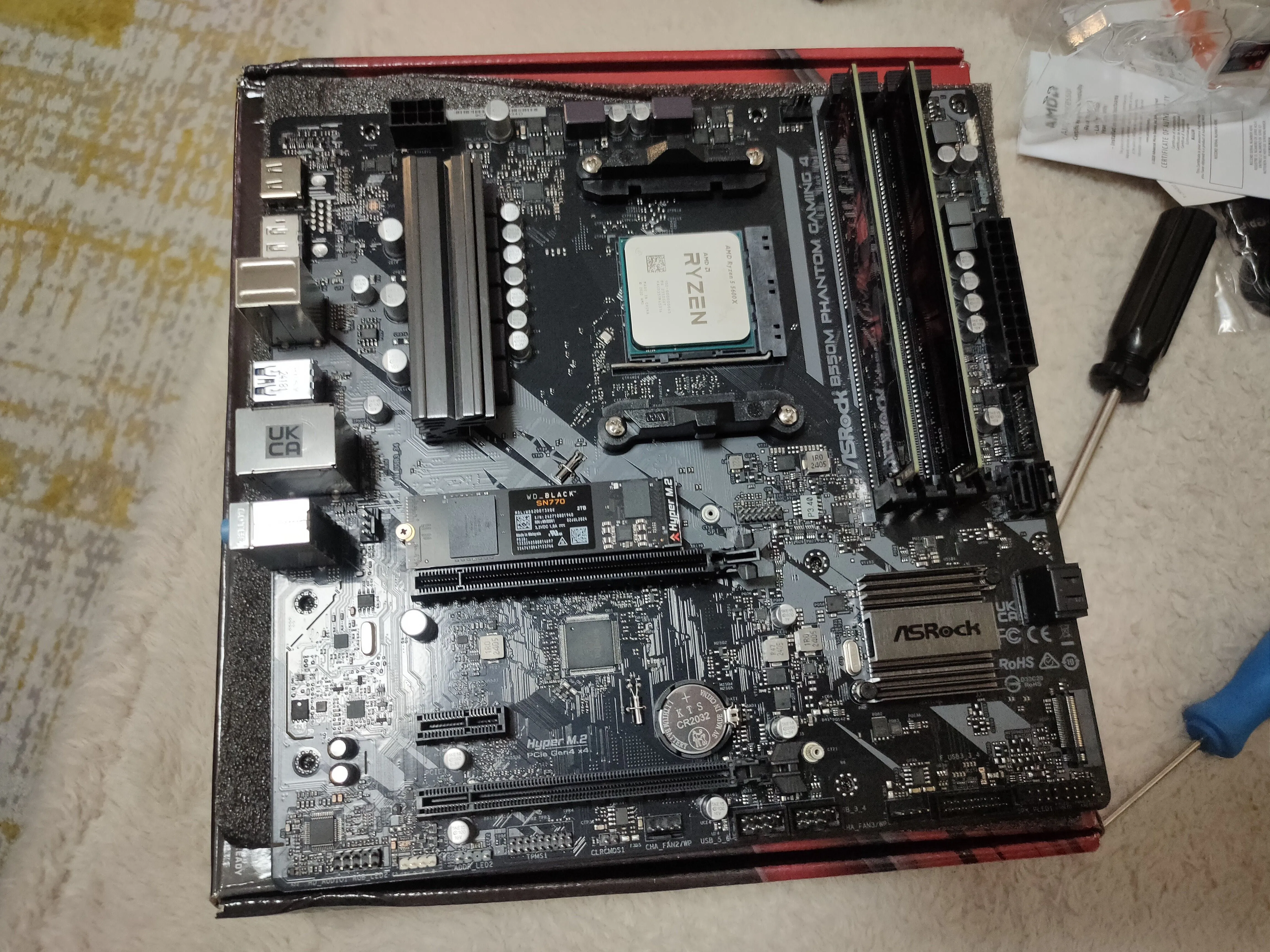 Bo mạch chủ được đặt trên hộp của nó với CPU và RAM đã được cài đặt.