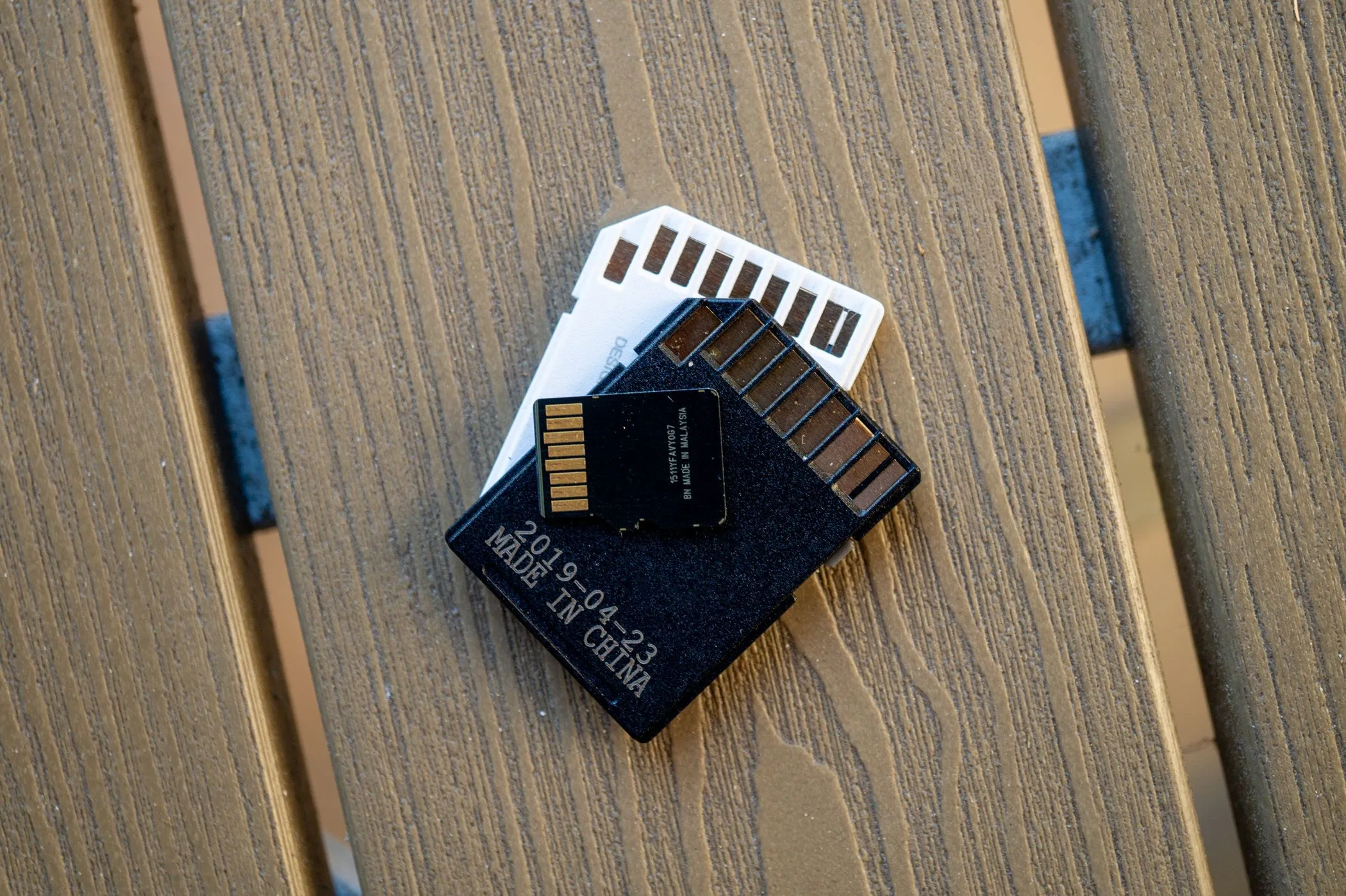Bộ sưu tập các loại thẻ nhớ SD và microSD với nhiều kích thước khác nhau, minh họa sự đa dạng trên thị trường.