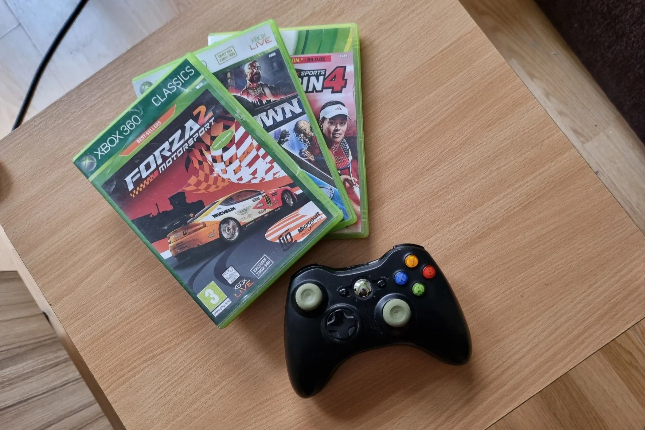 Bộ sưu tập đĩa game Xbox 360 và tay cầm