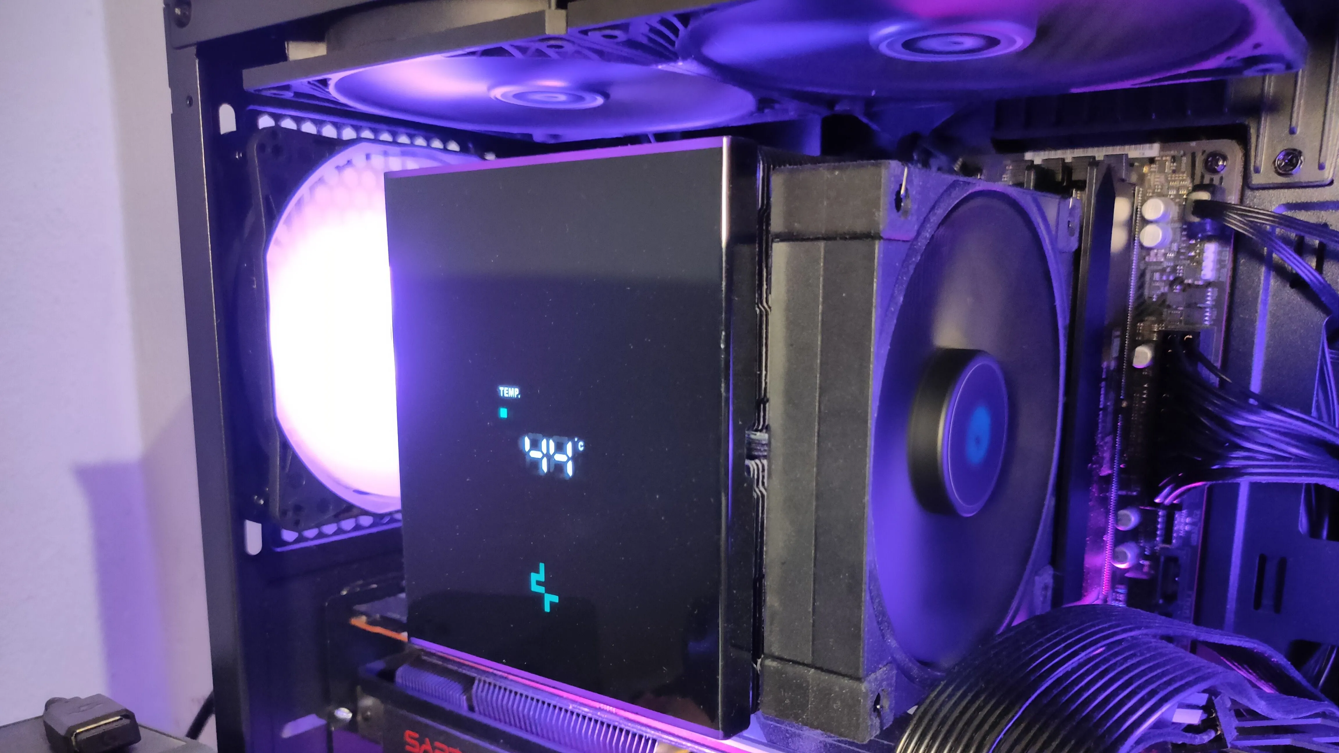 Bộ tản nhiệt CPU Deepcool AK620 Digital trong một PC gaming, tượng trưng cho cấu hình máy tính đa năng không cần dual-boot cho game Linux