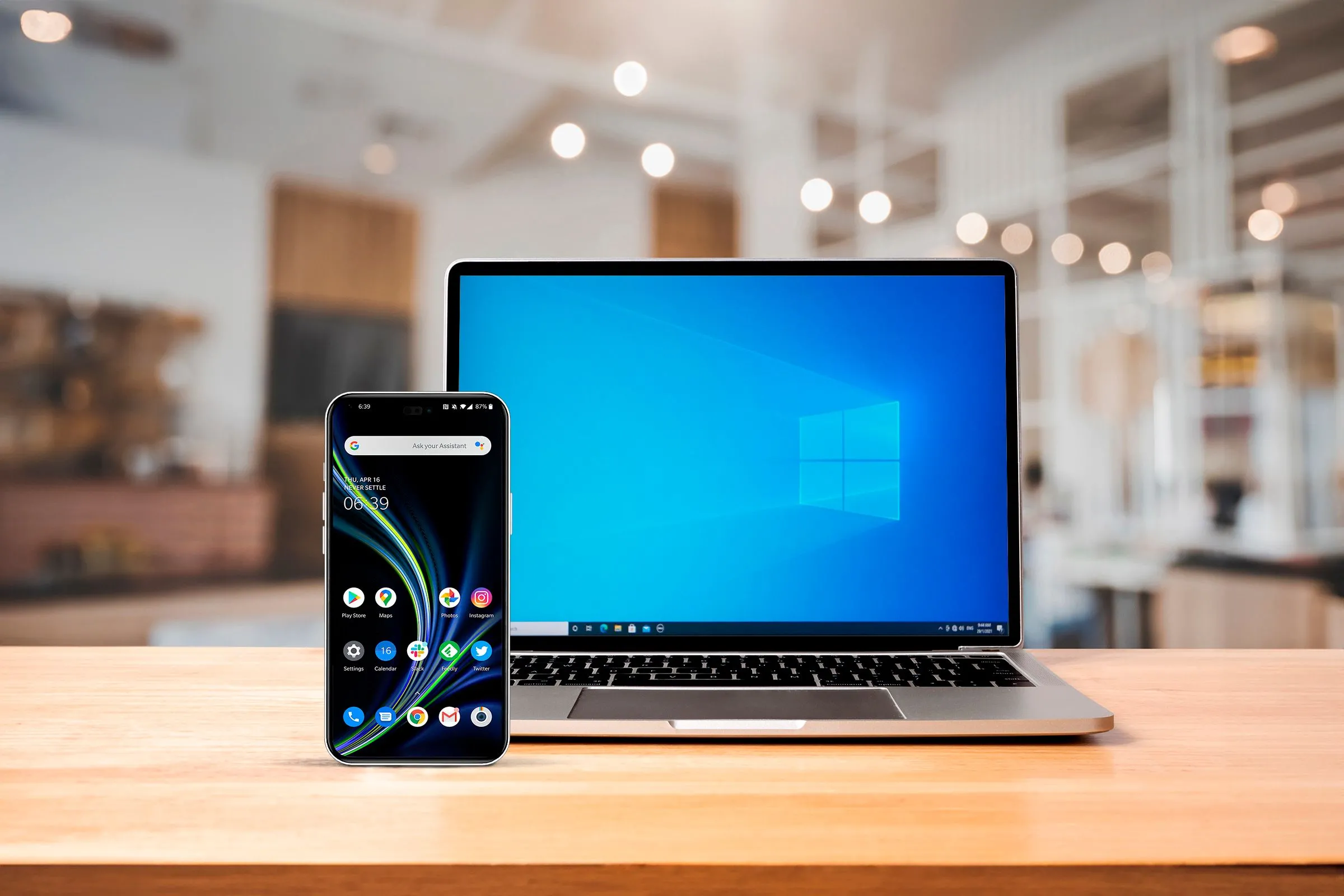 Bối cảnh làm việc với máy tính xách tay chạy Windows và điện thoại thông minh Android, minh họa khả năng kết nối đa nền tảng của KDE Connect