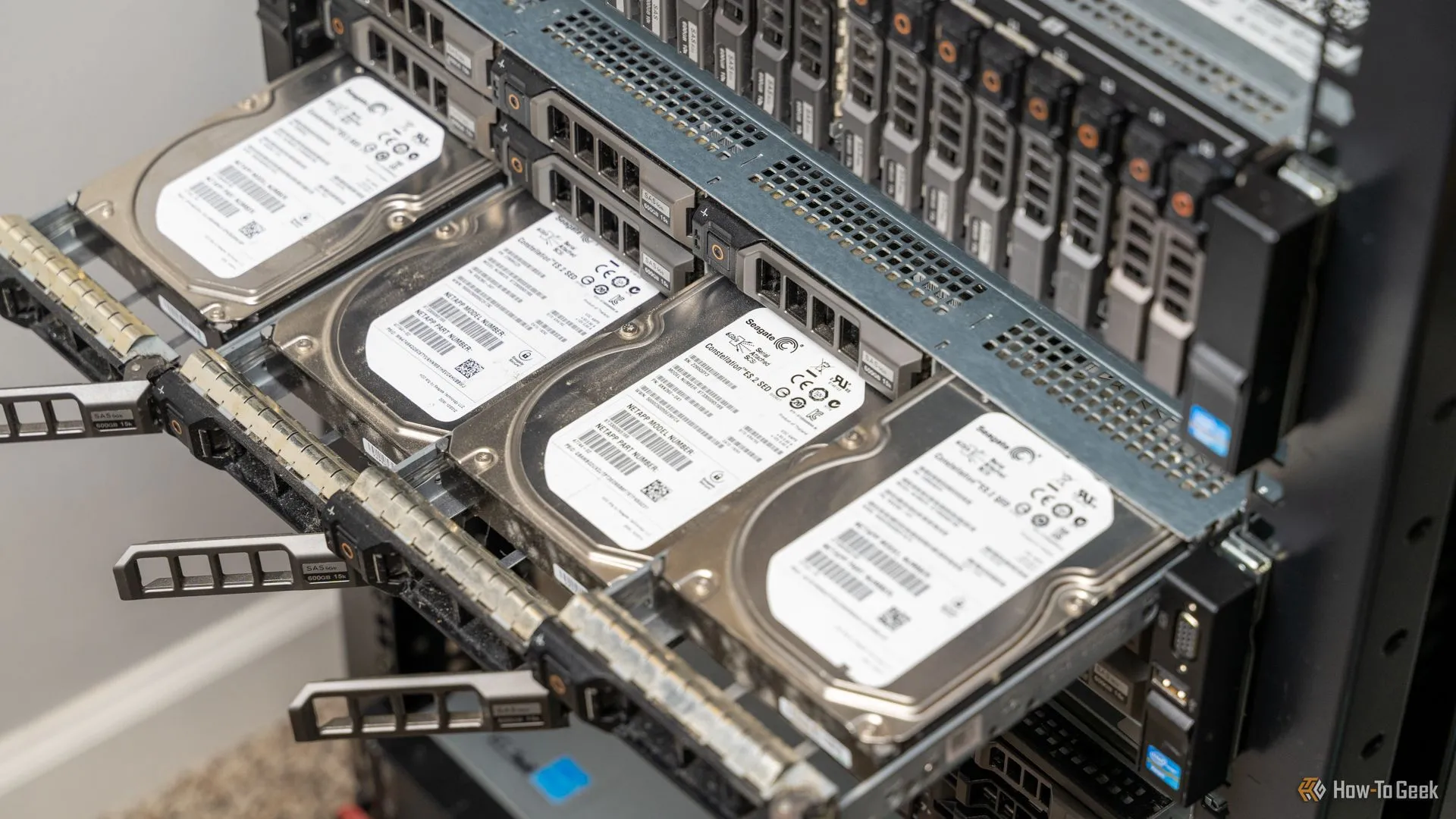Bốn ổ cứng HDD gắn trong một máy chủ rack-mount tại gia (homelab)