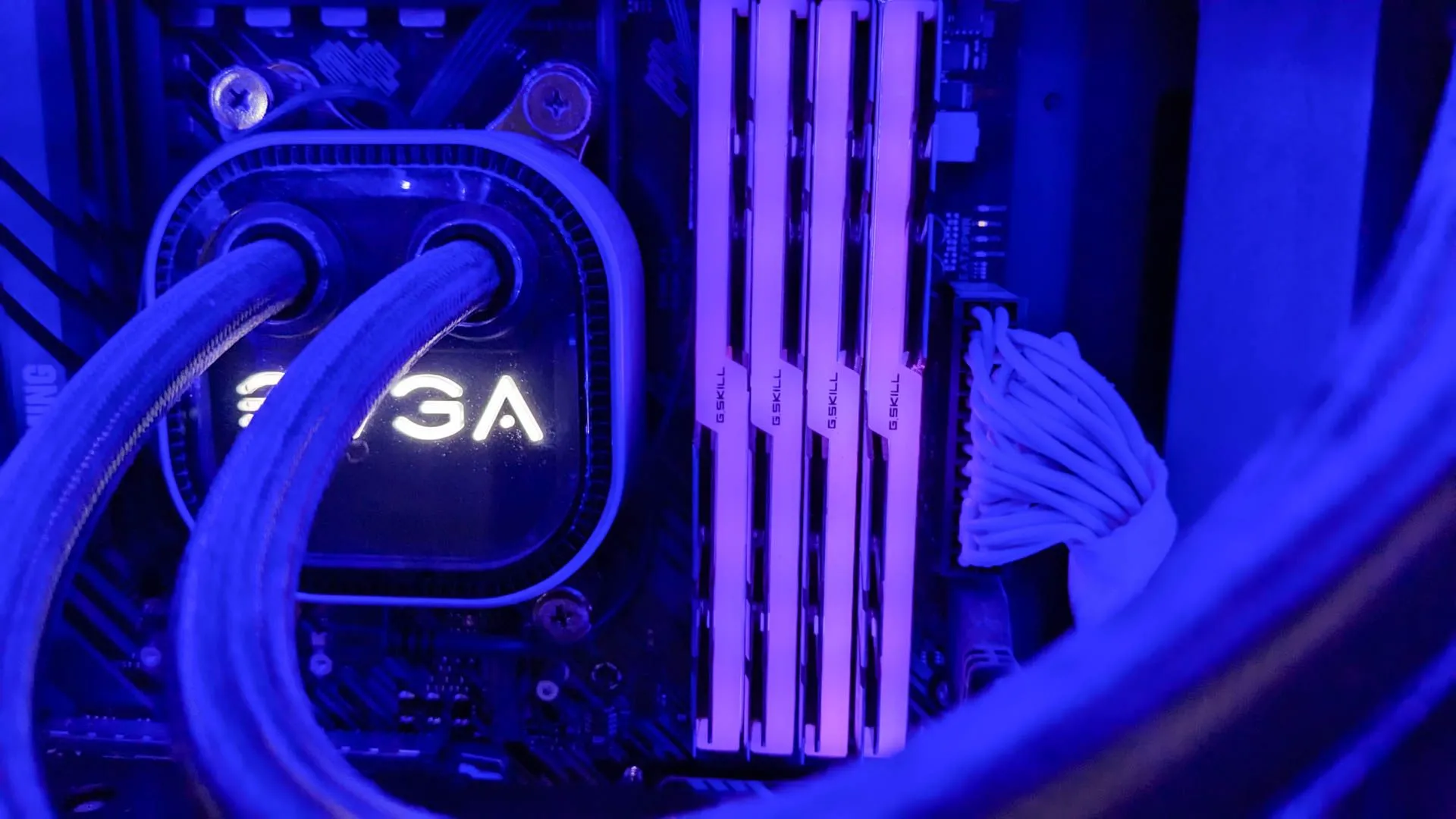 Bốn thanh RAM G.Skill 8GB DDR4 trong thùng máy tính, minh họa cho RAM thế hệ trước