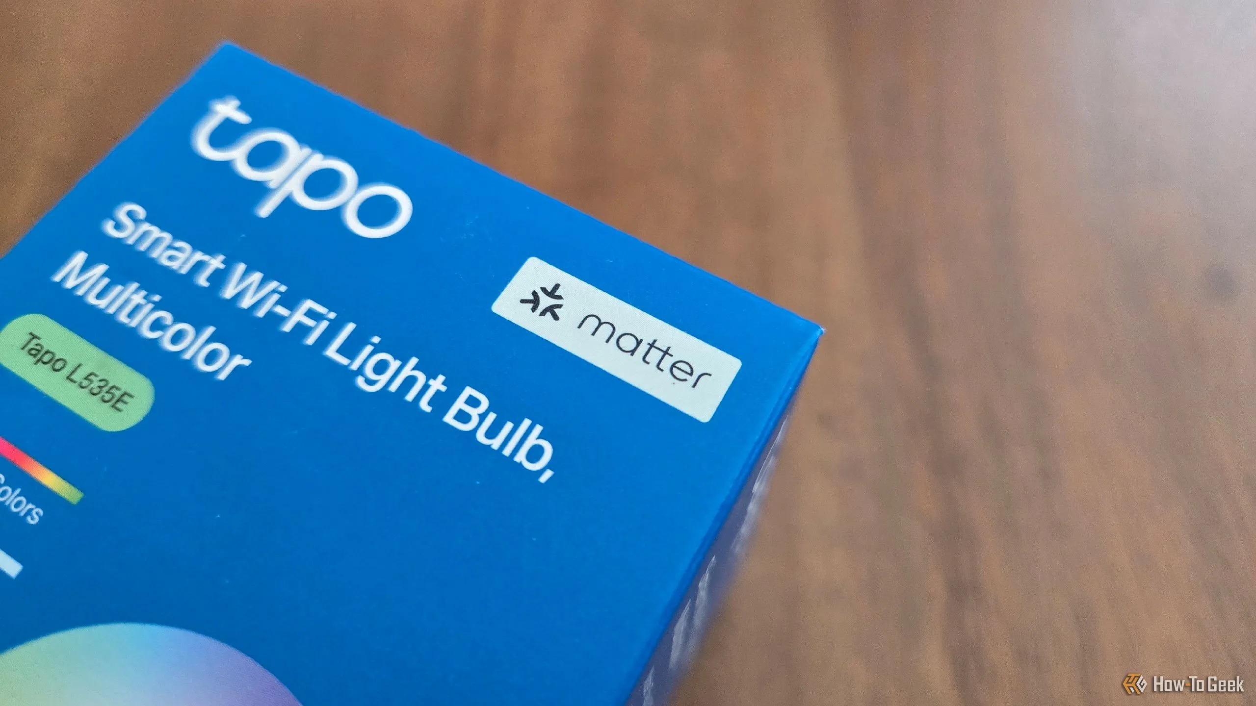 Bóng đèn thông minh TP-Link Tapo tương thích Matter vẫn còn trong hộp, minh họa cho thiết bị mới hỗ trợ giao thức chung