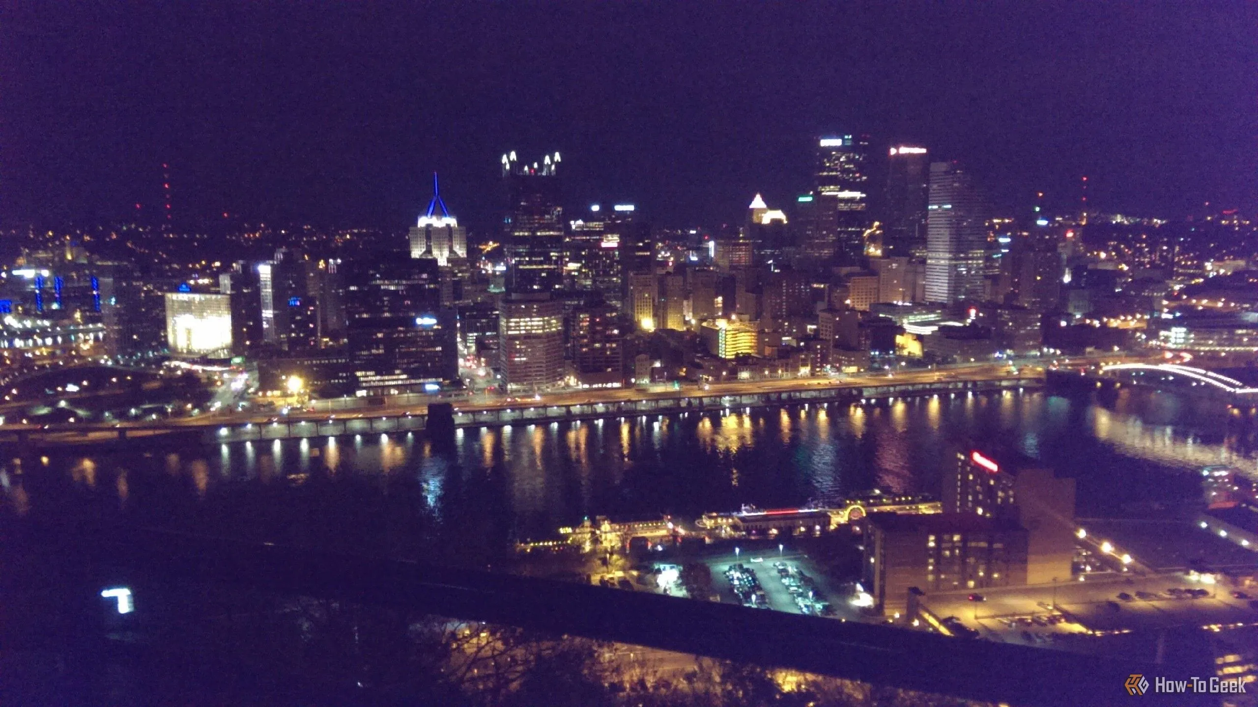 Bức ảnh phong cảnh thành phố Pittsburgh chụp vào ban đêm năm 2013, minh họa chất lượng ảnh điện thoại cũ.