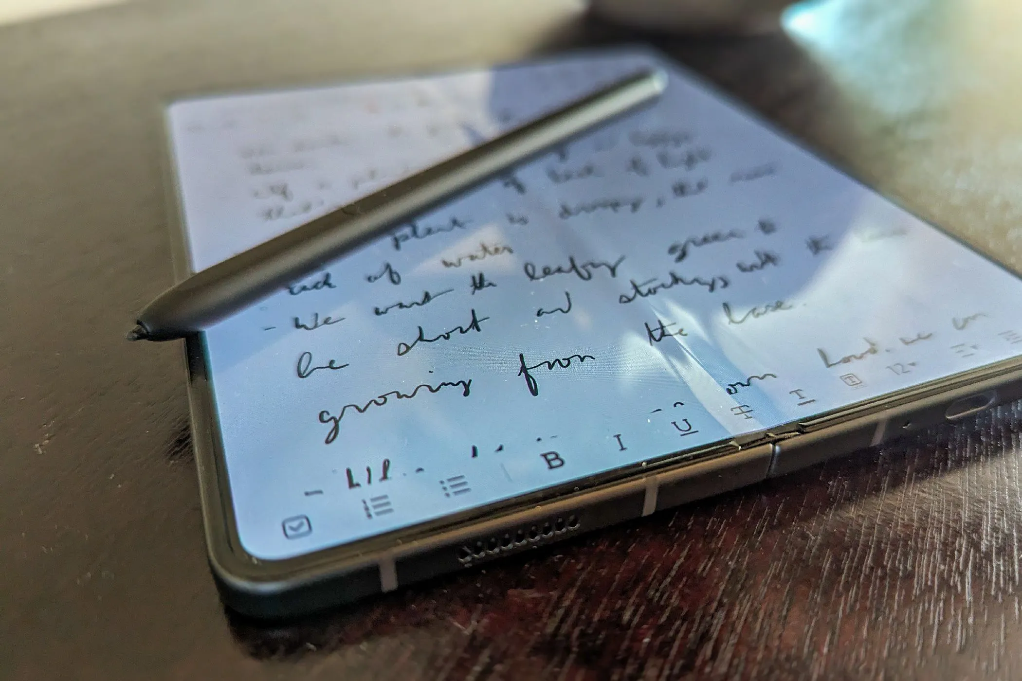Bút S Pen đặt cạnh điện thoại Samsung Galaxy Z Fold 5, biểu tượng của năng suất di động