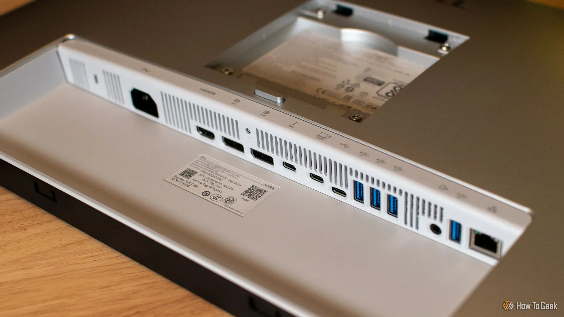 Các cổng kết nối ở mặt dưới màn hình Dell Ultrasharp 27 Thunderbolt Hub