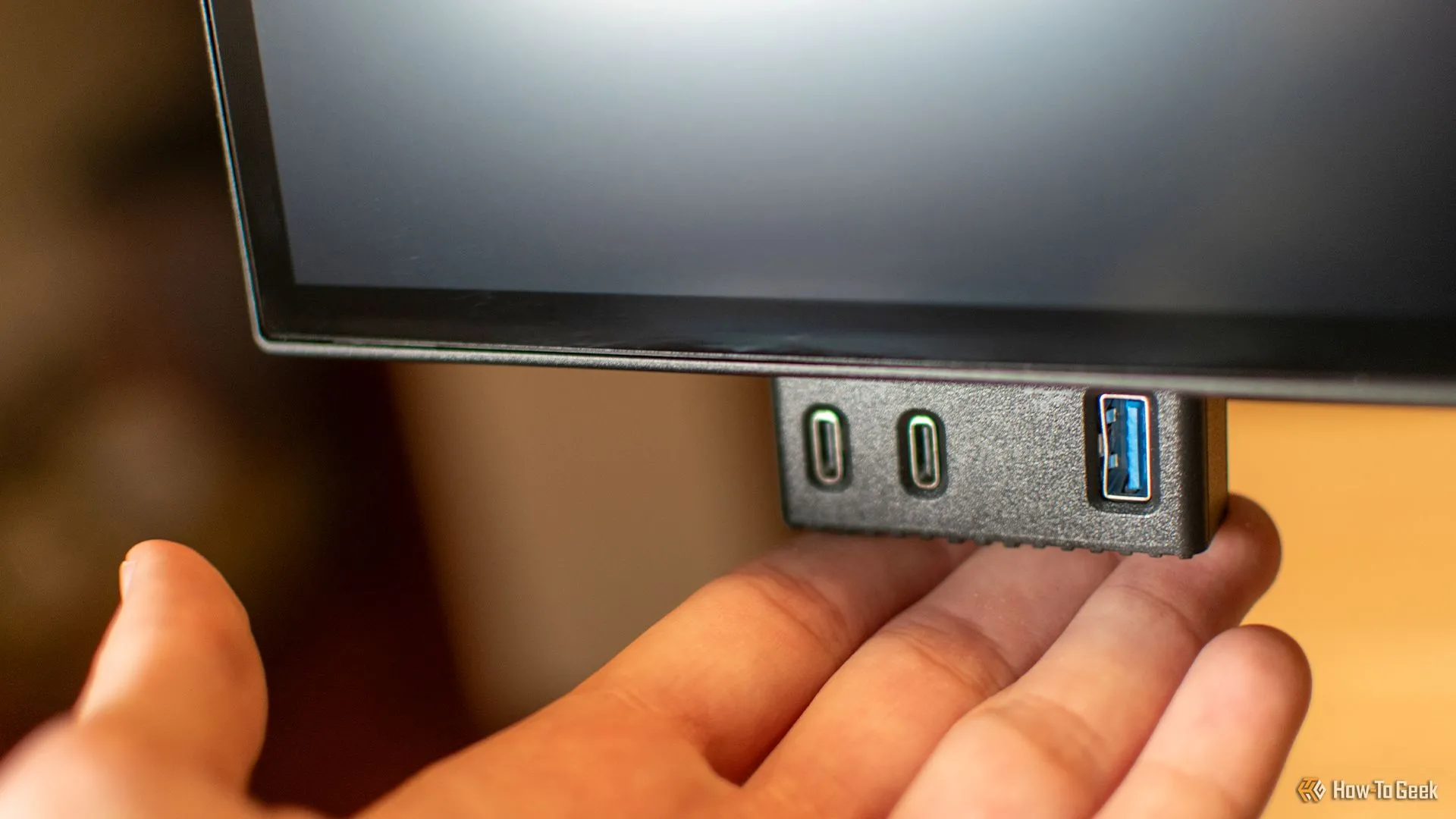 Các cổng USB pop-out tiện lợi trên màn hình Dell Ultrasharp 27 Thunderbolt Hub