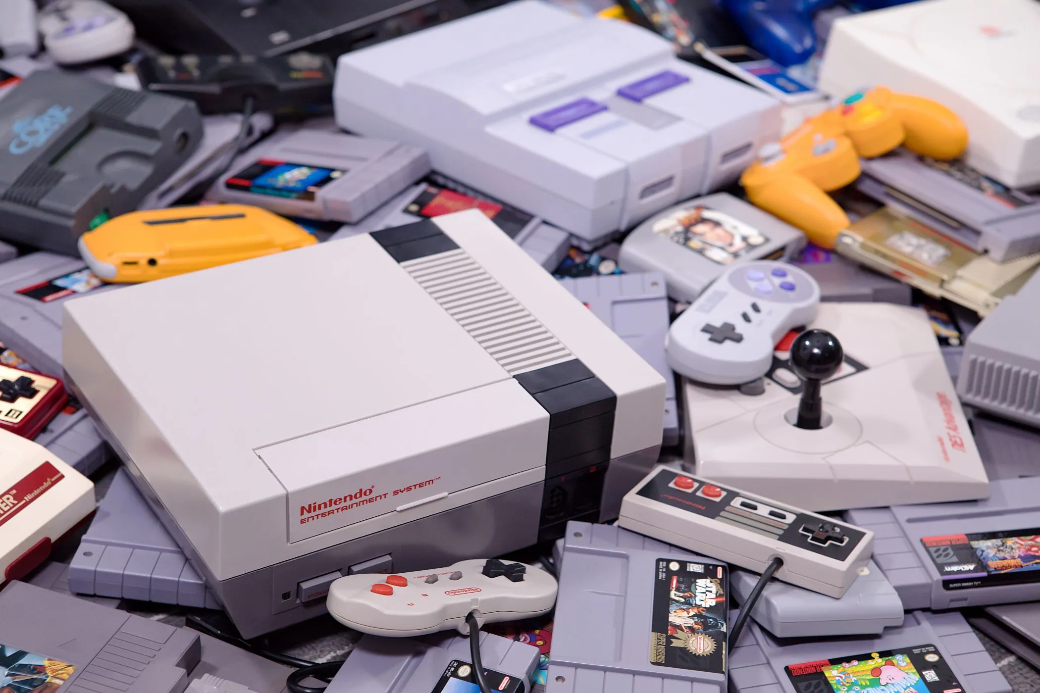 Các console Nintendo kinh điển NES và SNES cùng băng game, minh chứng cho di sản của hãng sau dòng Color TV-Game