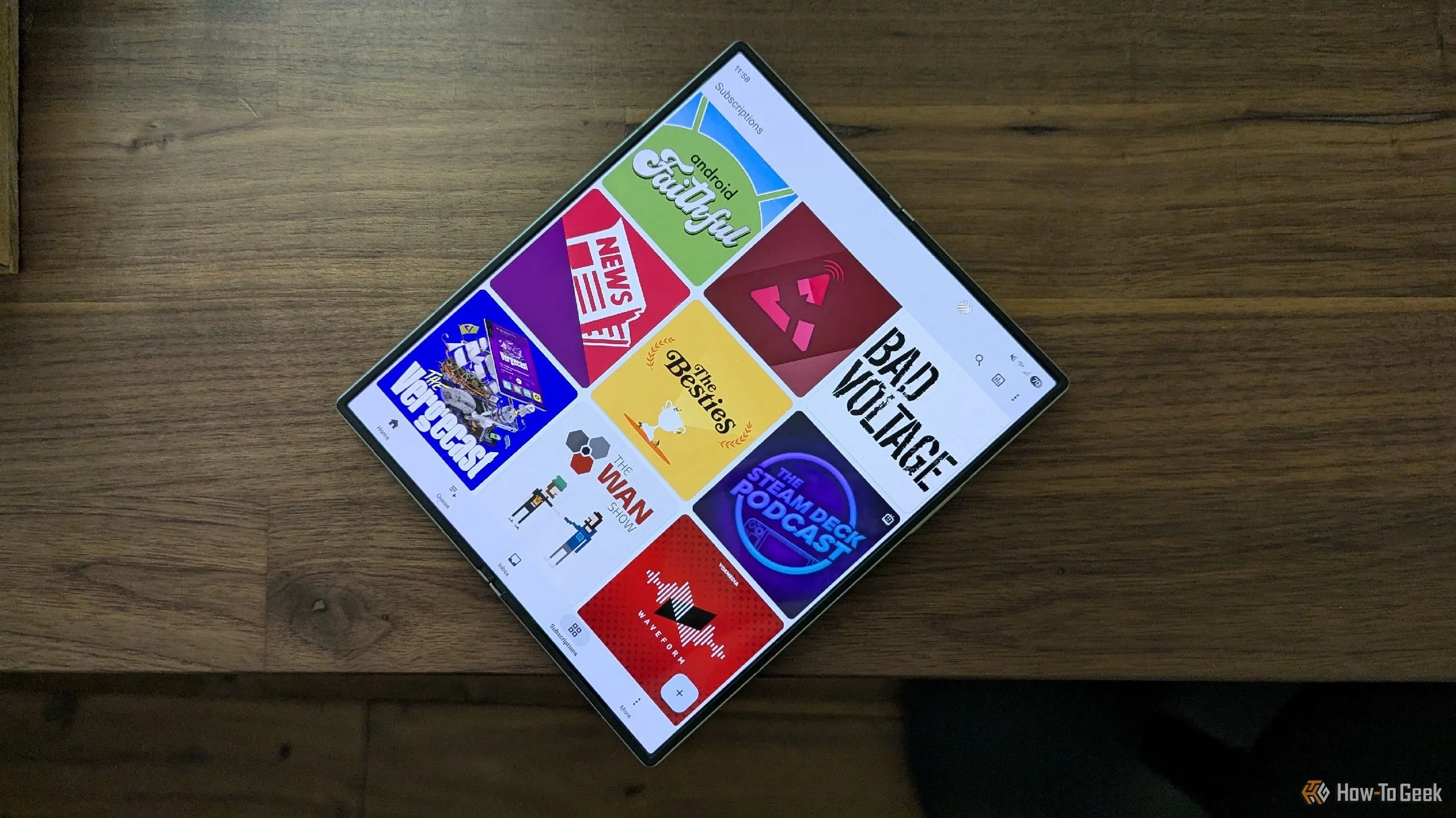 Các kênh podcast đăng ký trên ứng dụng AntennaPod trên Galaxy Z Fold 6.
